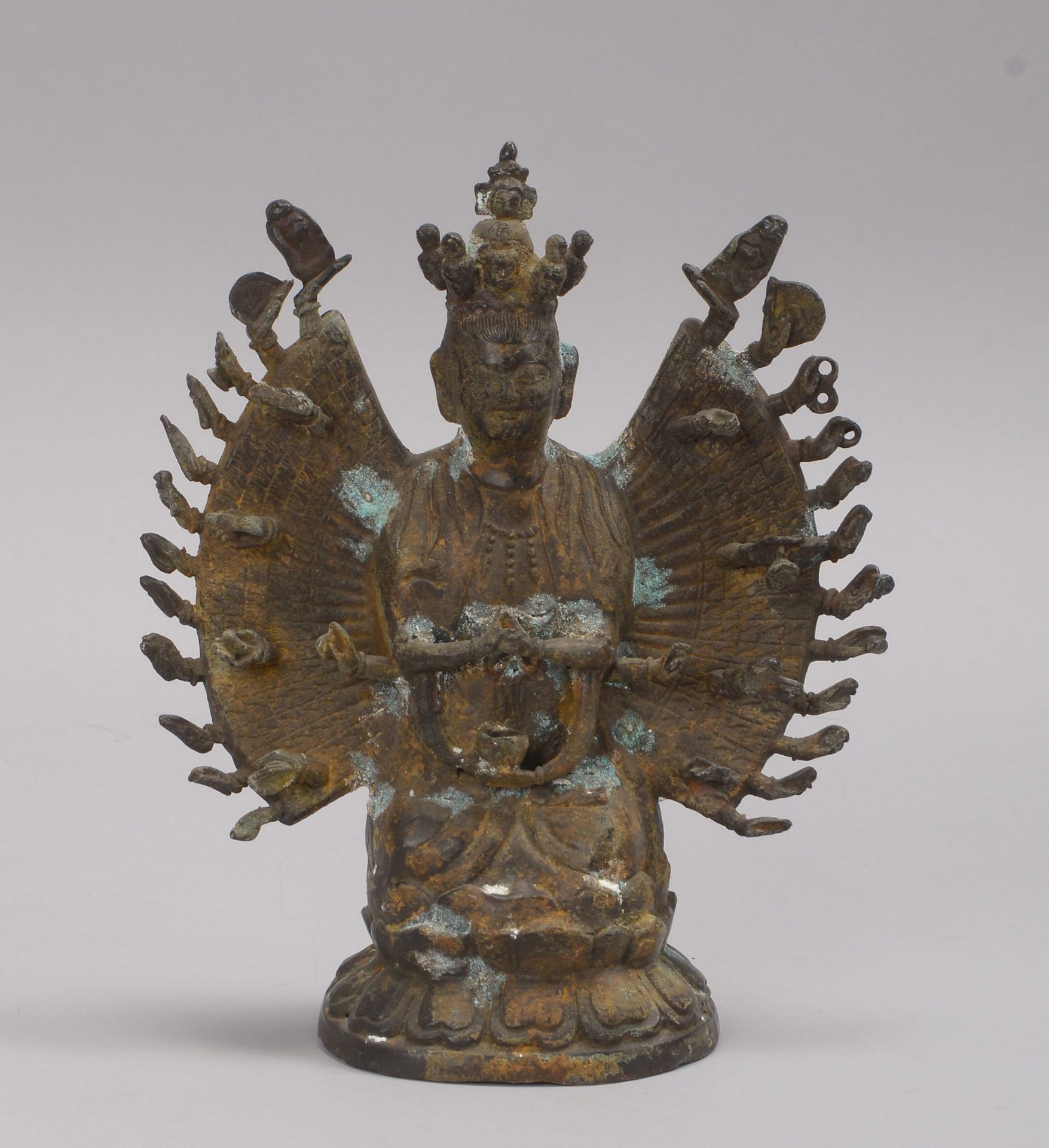 Bronzeskulptur (China), &#039;Vielarmige Gottheit&#039; (mit diversen Attributen in den H&auml;nden