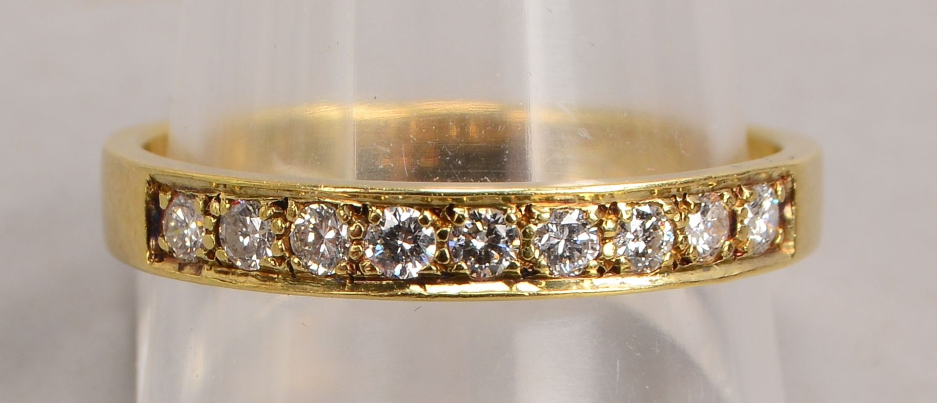 Ring, 585 GG (gestempelt), mit 9-fachem Brillantbesatz/zusammen ca. 0,22 ct; RG 65, Gewicht 3,70 g - Bild 2 aus 2