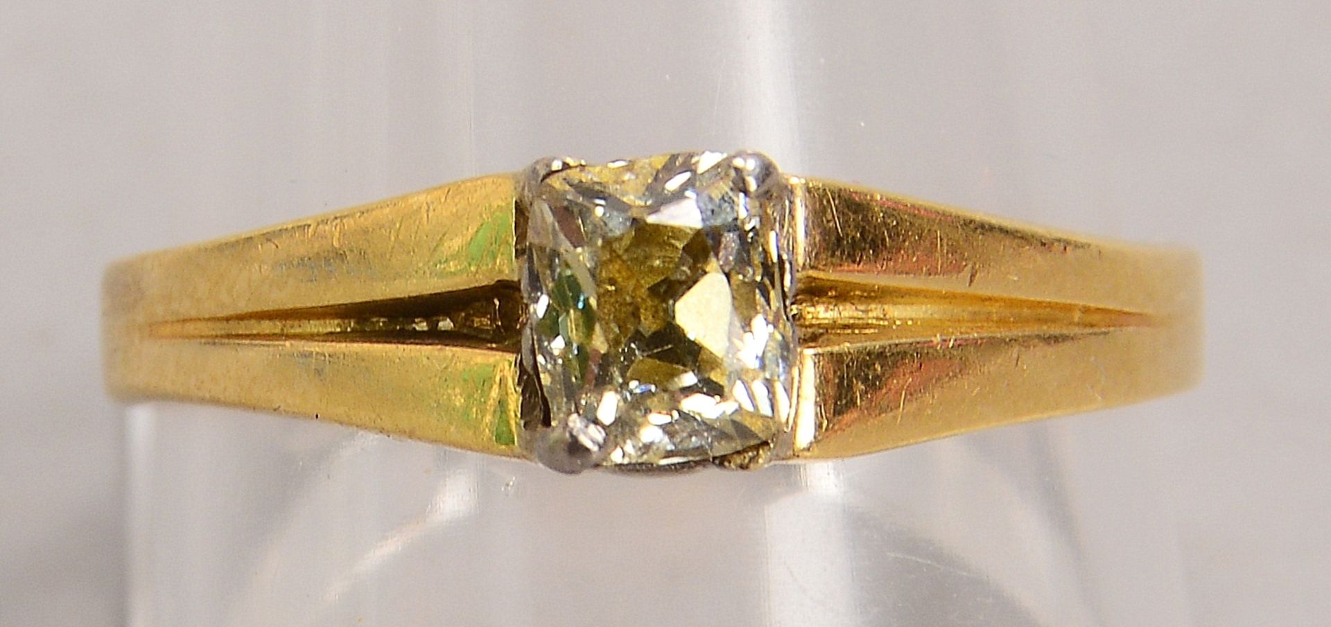 Solit&auml;rring, 585 GG (gestempelt), besetzt mit einzelnem Diamant von ca. 0,50 ct, Stein im Altsc