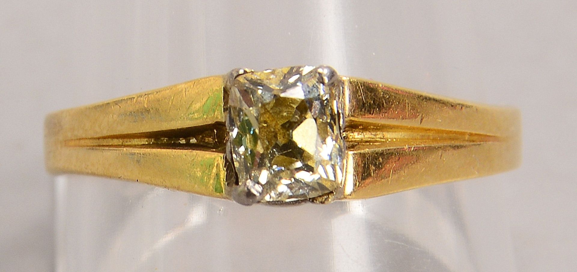 Solitärring, 585 GG (gestempelt), besetzt mit einzelnem Diamant von ca. 0,50 ct, Stein im Altschliff