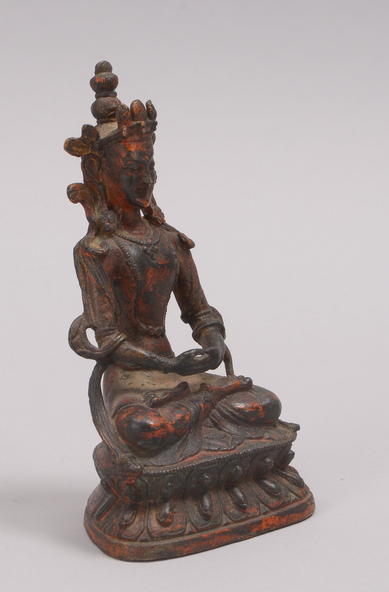 Bronzeskulptur (Tibet), 'Buddha' (in sitzender Haltung dargestellt), Figur auf Lotussockel, mit Rest - Bild 2 aus 2