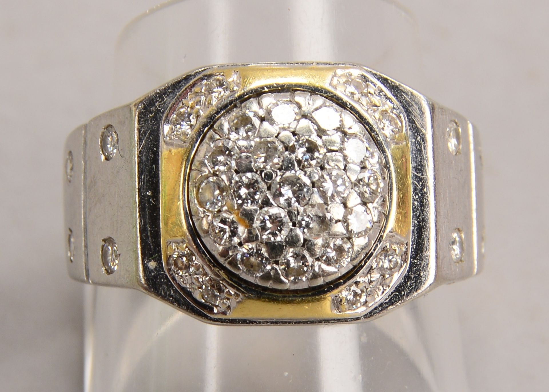 Ring (Cartier- Stil), 585 WG/GG (gestempelt), mit vielfachem Brillantbesatz/teils in Pav&eacute;-Fas - Image 2 of 2