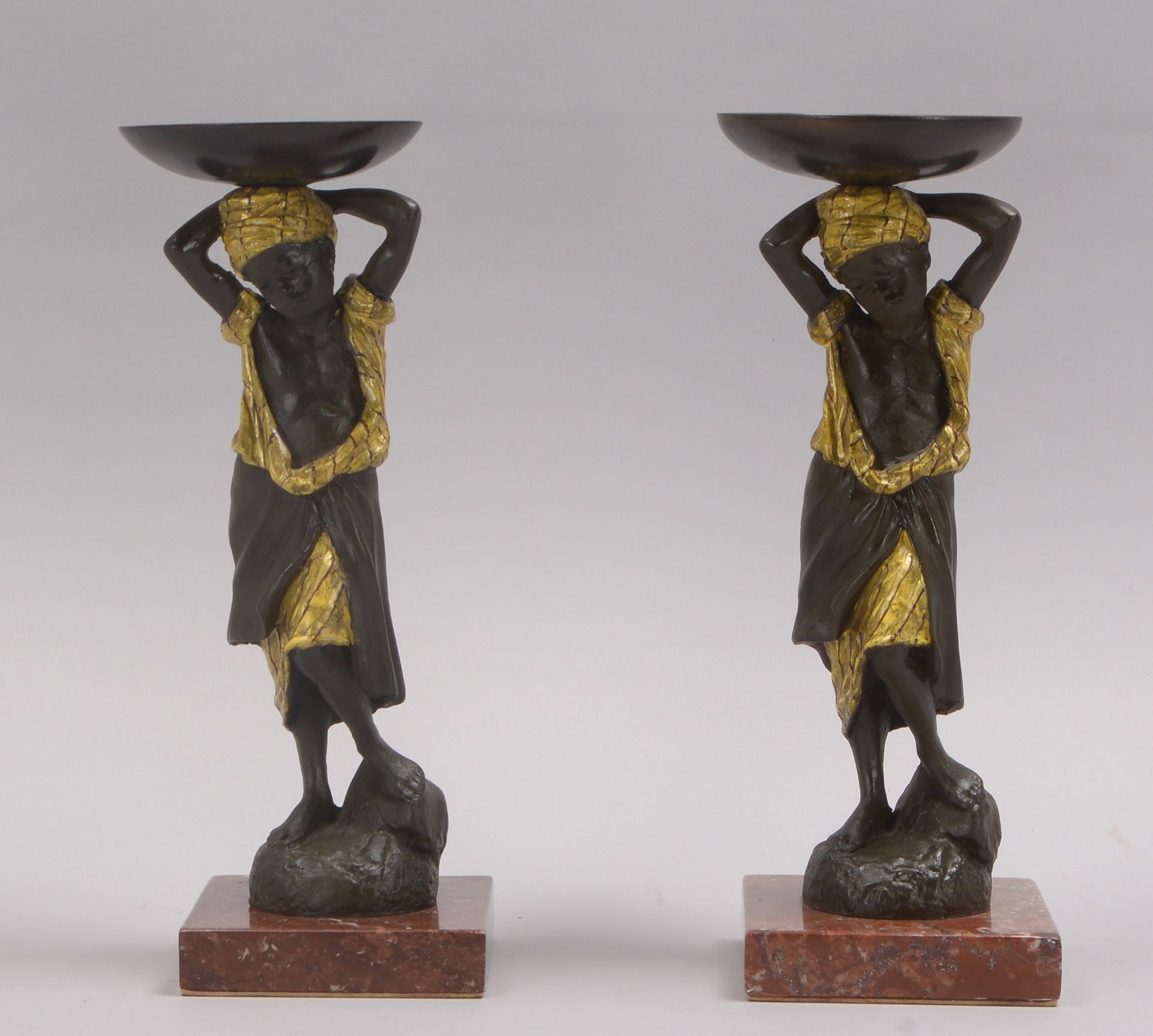 Paar figürlicher Kerzenhalter, Bronze, 'Mohr mit Schale' (die Schale auf dem Kopf getragen dargeste