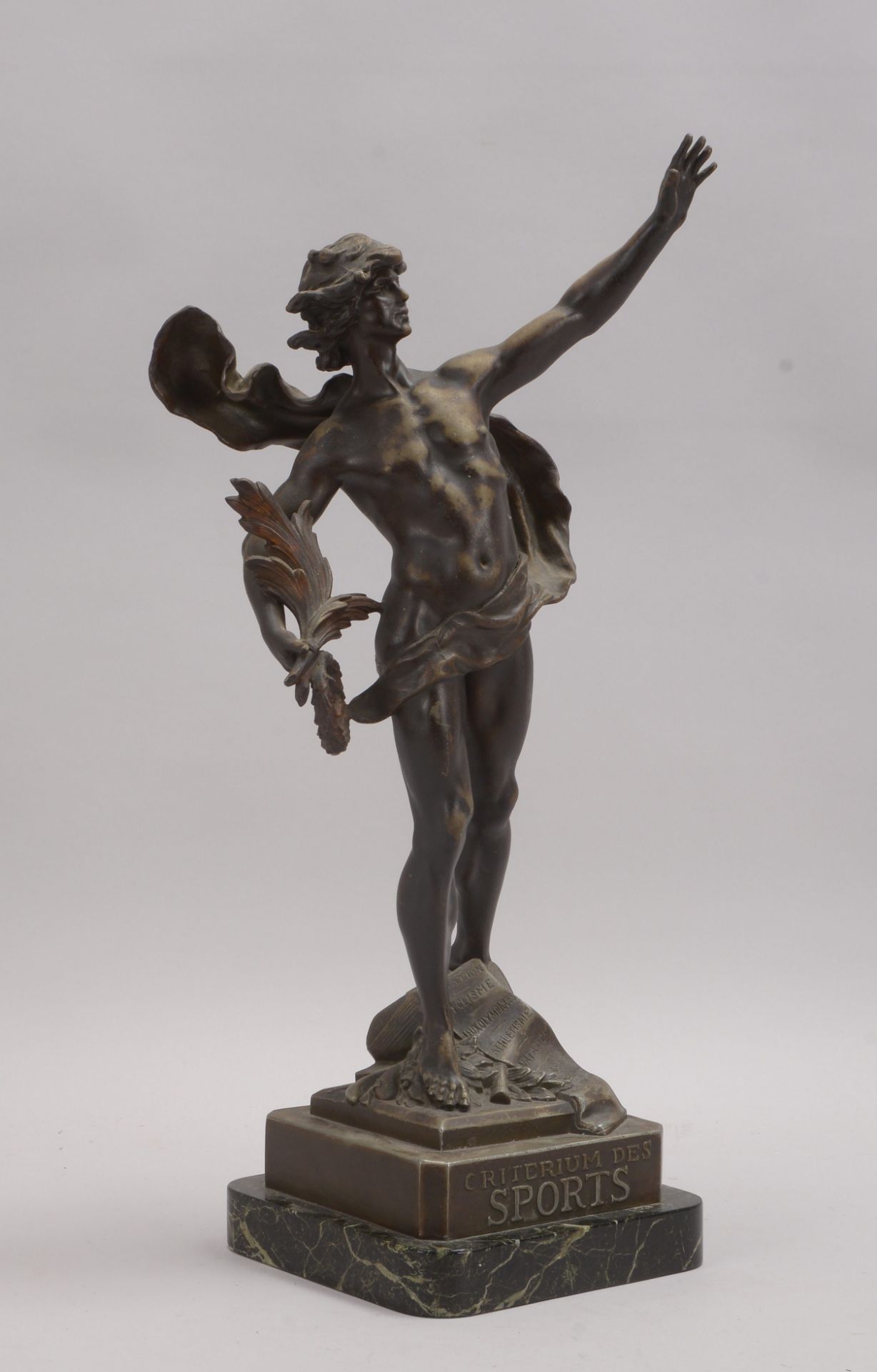 Skulptur (Frankreich, um 1920), 'Critérium des sports', Weißmetallguss patiniert, Figur auf Marmorso - Bild 2 aus 2