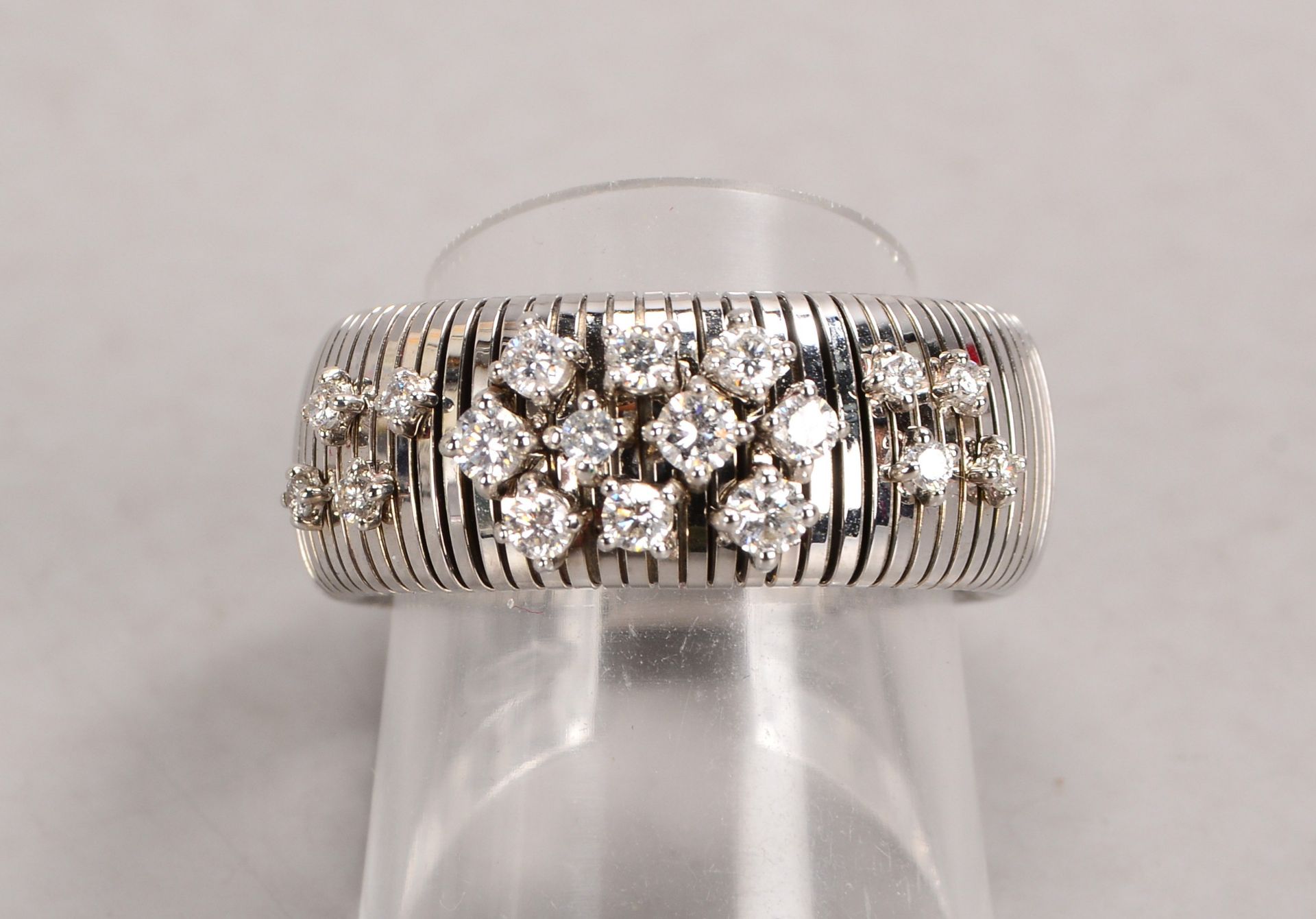 Chimento/Italien, Ring, 750 WG (gestempelt), breite Ringschiene mit 18-fachem Brillantbesatz/zusamme - Image 2 of 2