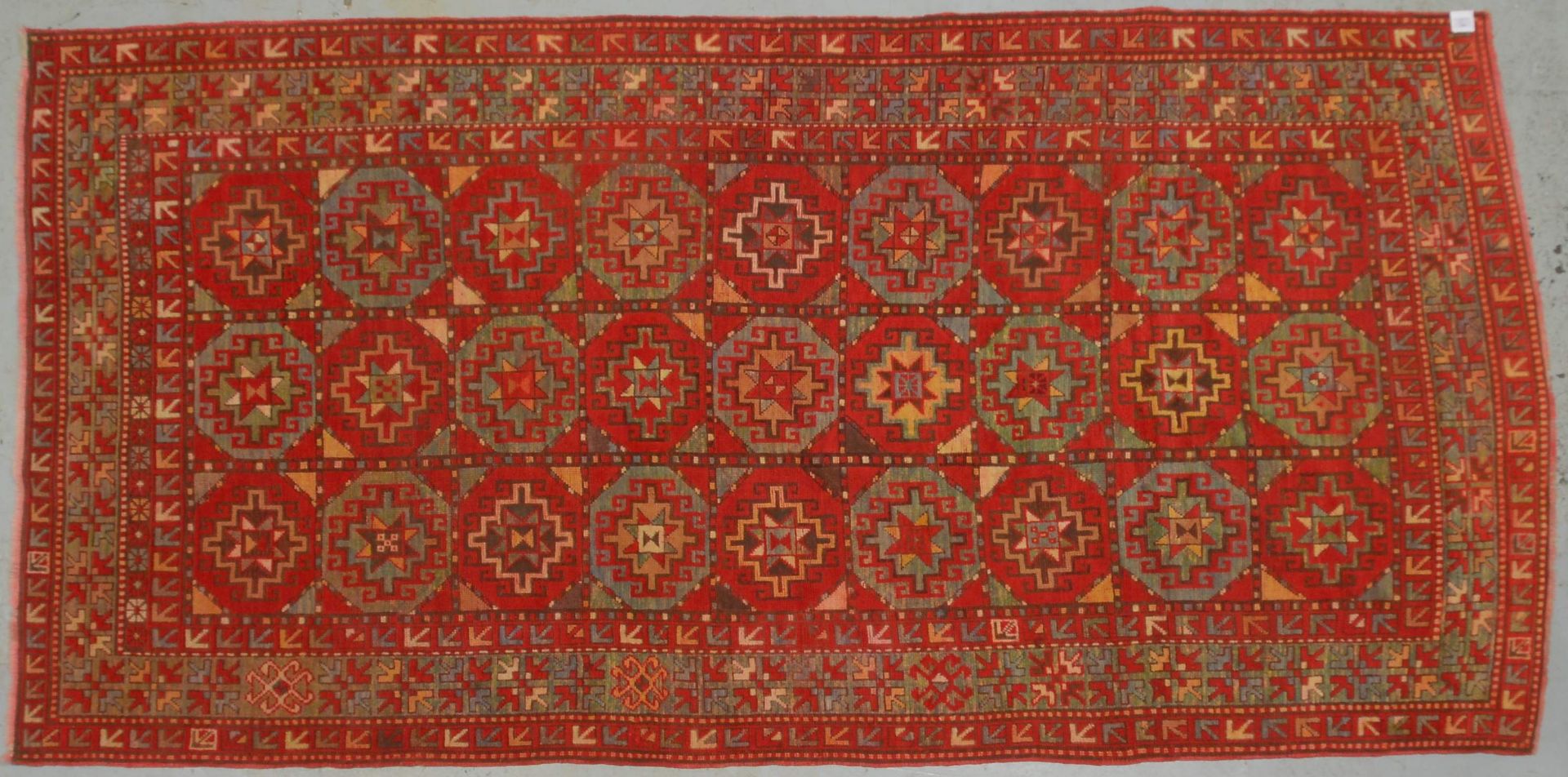Orientteppich (Kaukasus), antik, Wolle auf Wolle, Pflanzenfarben, fast tuchartiger Griff, Flor in gu
