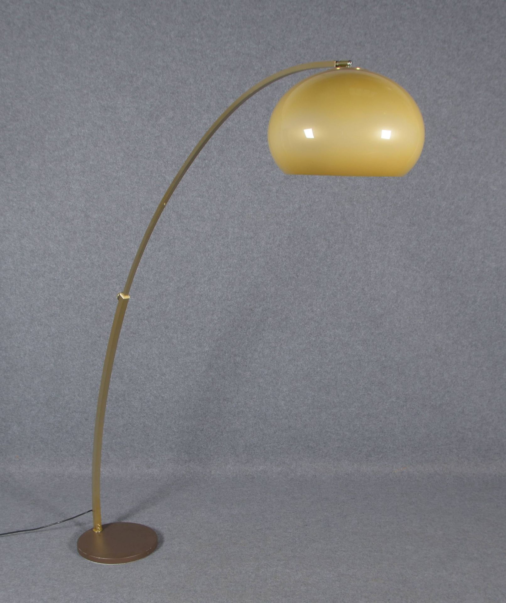 Bogenlampe (1980er Jahre), Metall, mit Kunststoffschirm, h&ouml;henverstellbar; H&ouml;he bis ca. 17 - Image 2 of 2