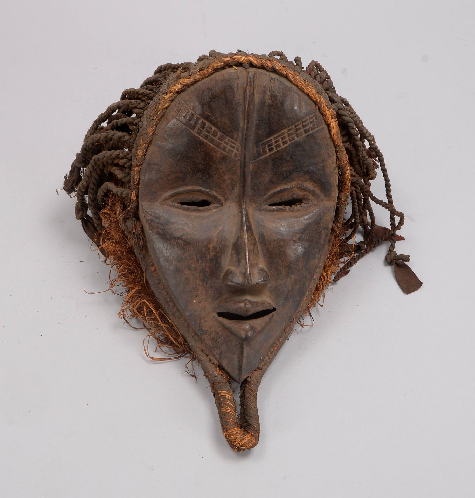 Rituelle Tanzmaske (wohl Kamerun), Holz handgeschnitzt, Maske mit Rattanbehang; H&ouml;he 35 cm, Bre