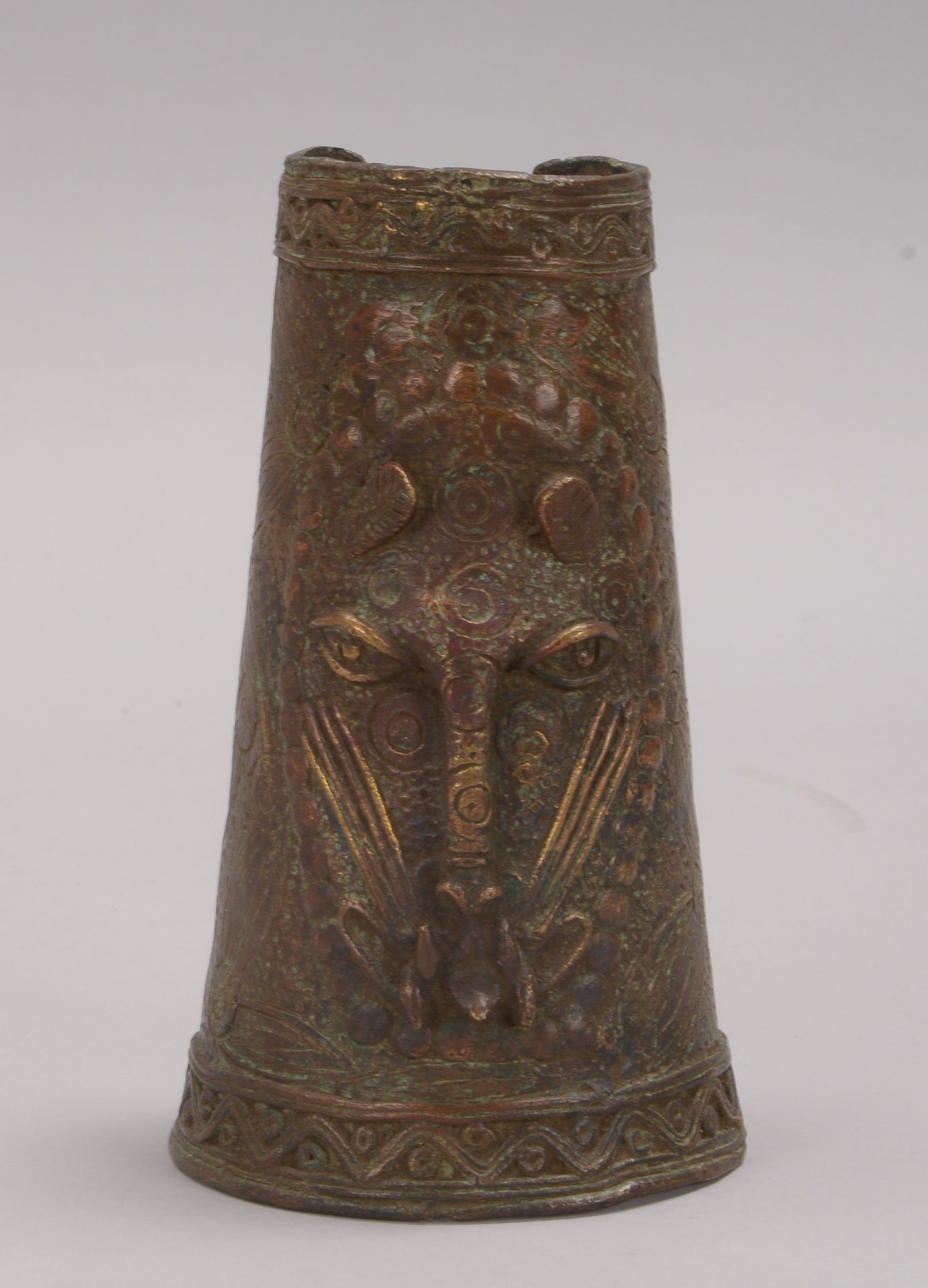 Breiter Armreif (Mali), Bronze, mit fig&uuml;rlichem Reliefdekor (&#039;L&ouml;wenkopf&#039;-Darstel