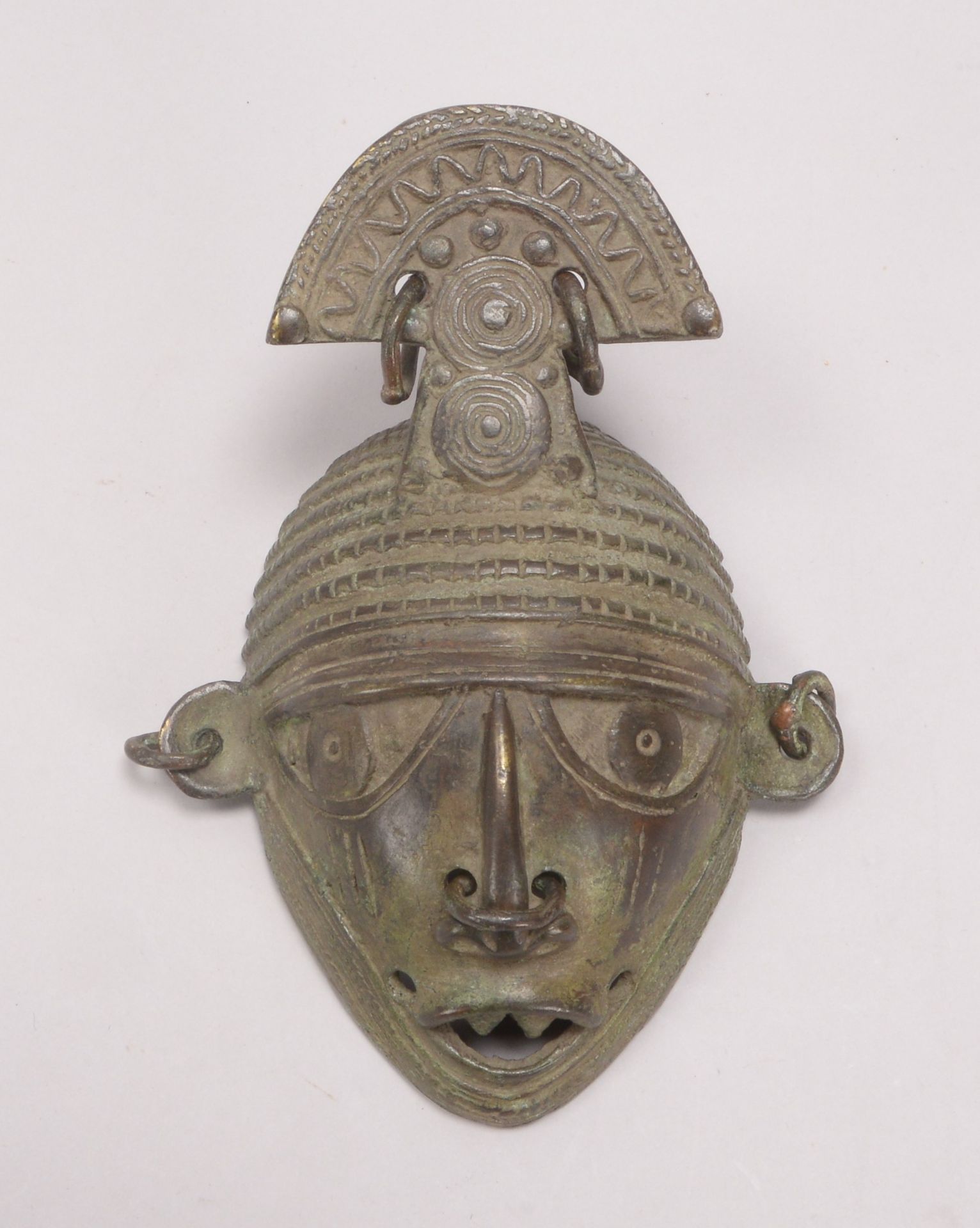 Wandmaske (Benin/Mali), Bronze, &#039;M&auml;nnerkopf&#039;, Maske mit landestypischem Reliefdekor; - Image 2 of 2