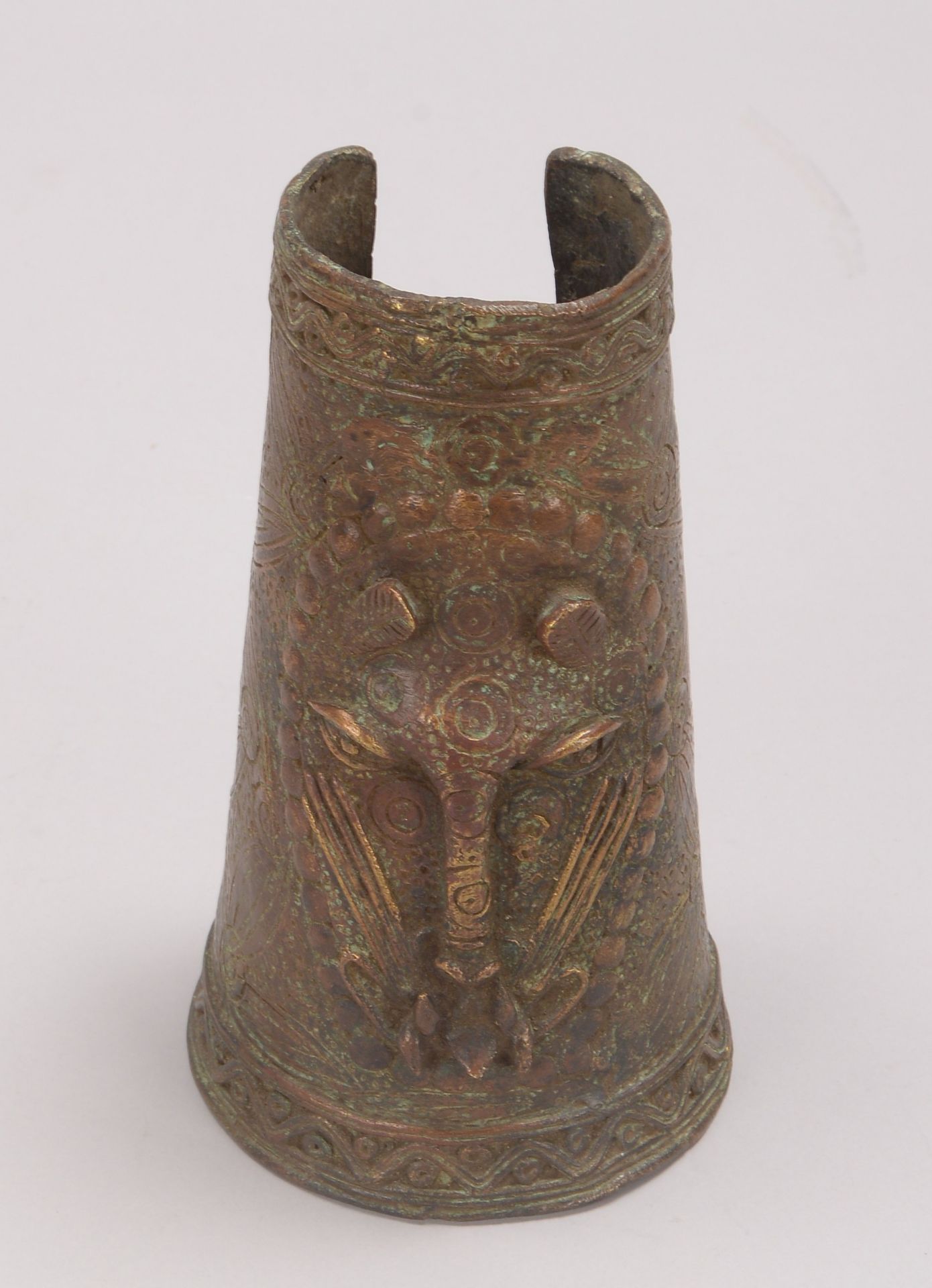 Breiter Armreif (Mali), Bronze, mit fig&uuml;rlichem Reliefdekor (&#039;L&ouml;wenkopf&#039;-Darstel - Image 2 of 2