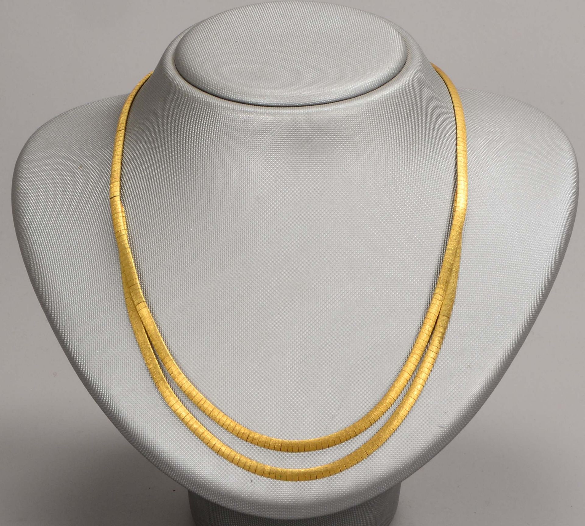 Collier, 585 GG (gestempelt), Mittelteil 2-reihig, mit Steckschlie&szlig;e; L&auml;nge 45 cm, Gewich