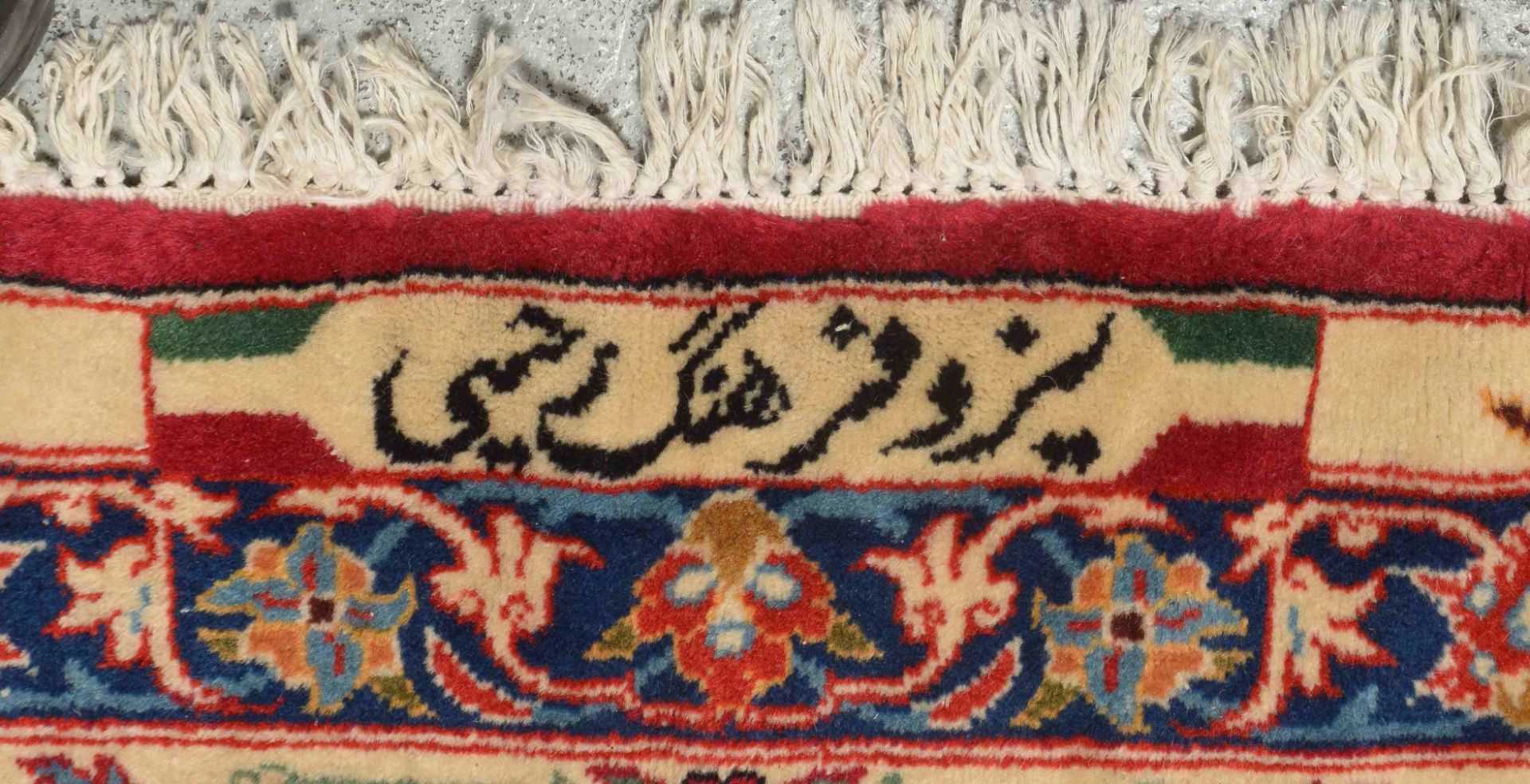 Isfahan, mittelfeine feste Kn&uuml;pfung, signiert, Flor in gutem Zustand; Ma&szlig;e 395 x 300 cm - Image 3 of 3