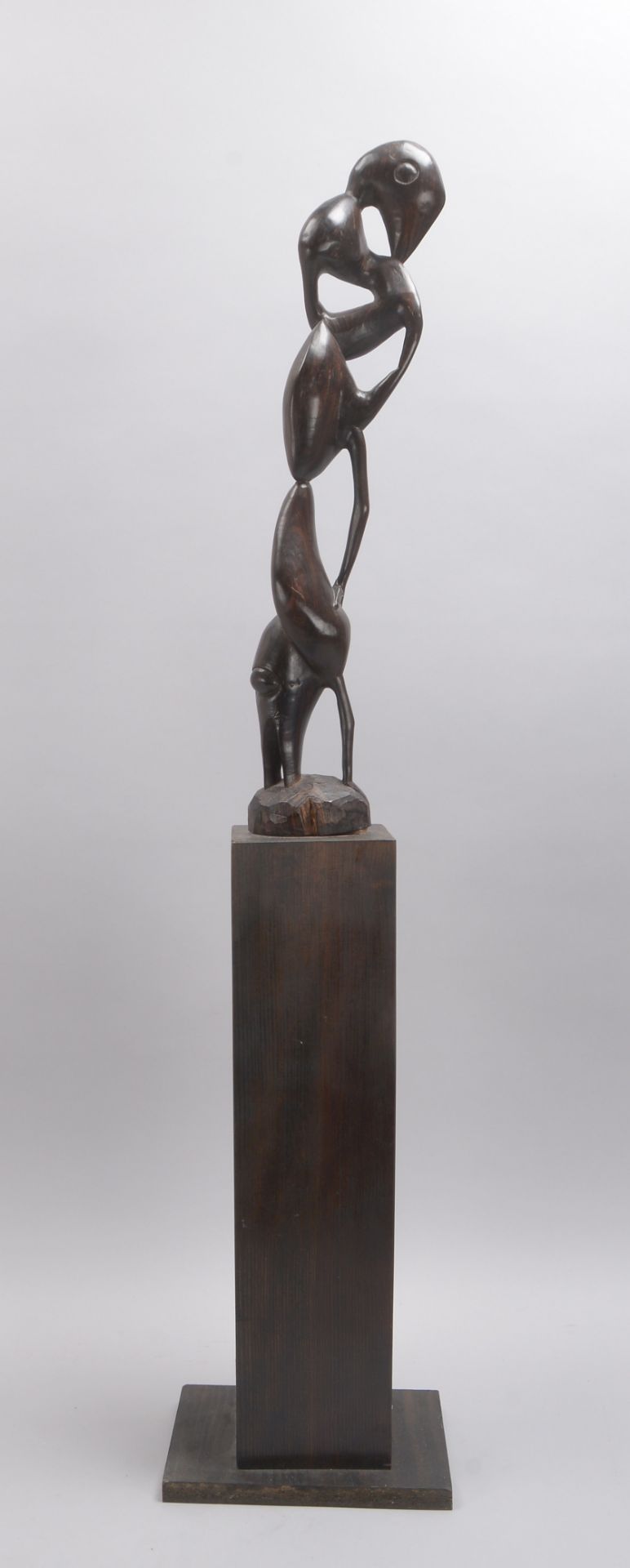 Holzskulptur (Afrika), Figur auf Holzsockel; H&ouml;he 116 cm