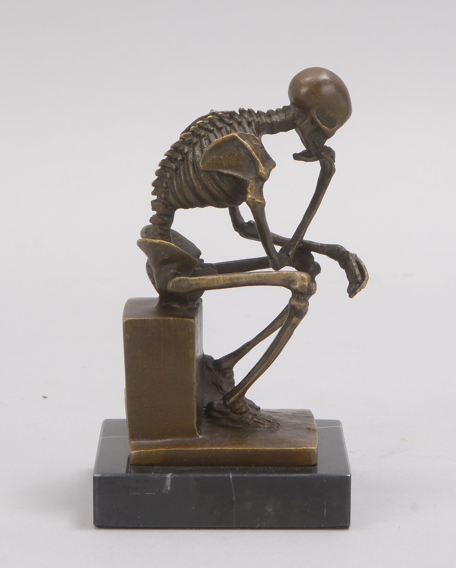 Bronzeskulptur (nach Milo), &#039;Skelett in Denker-Pose&#039;, signiert, Figur mit Gie&szlig;erpfen