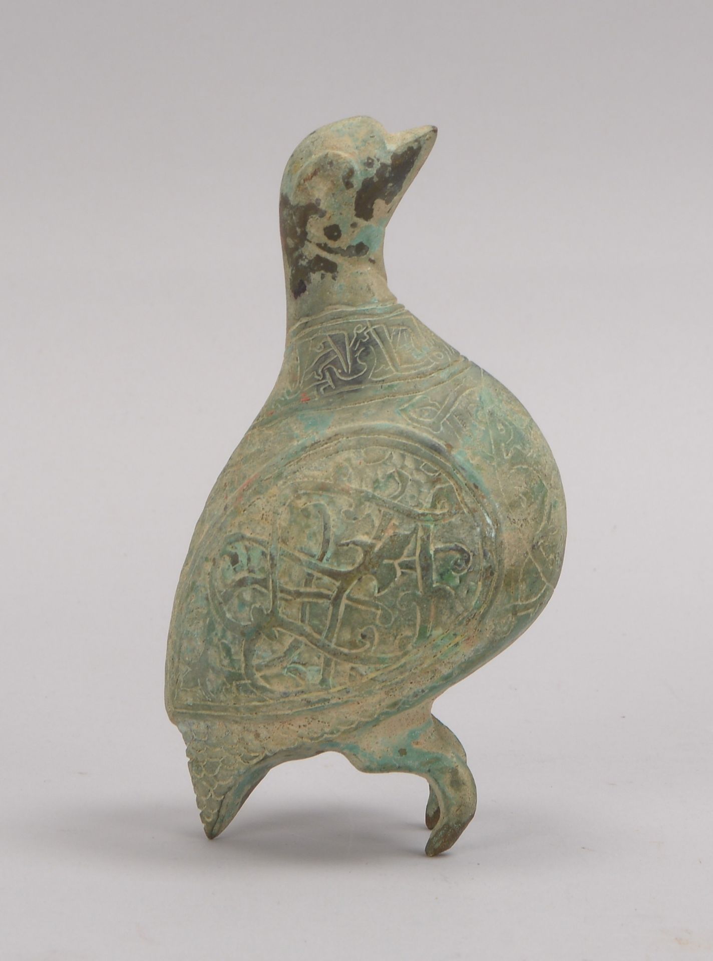 Bronzeskulptur (Persien), 'Taube', Figur mit Reliefdekor (Ornamentik und arabische Schriftzeichen), 