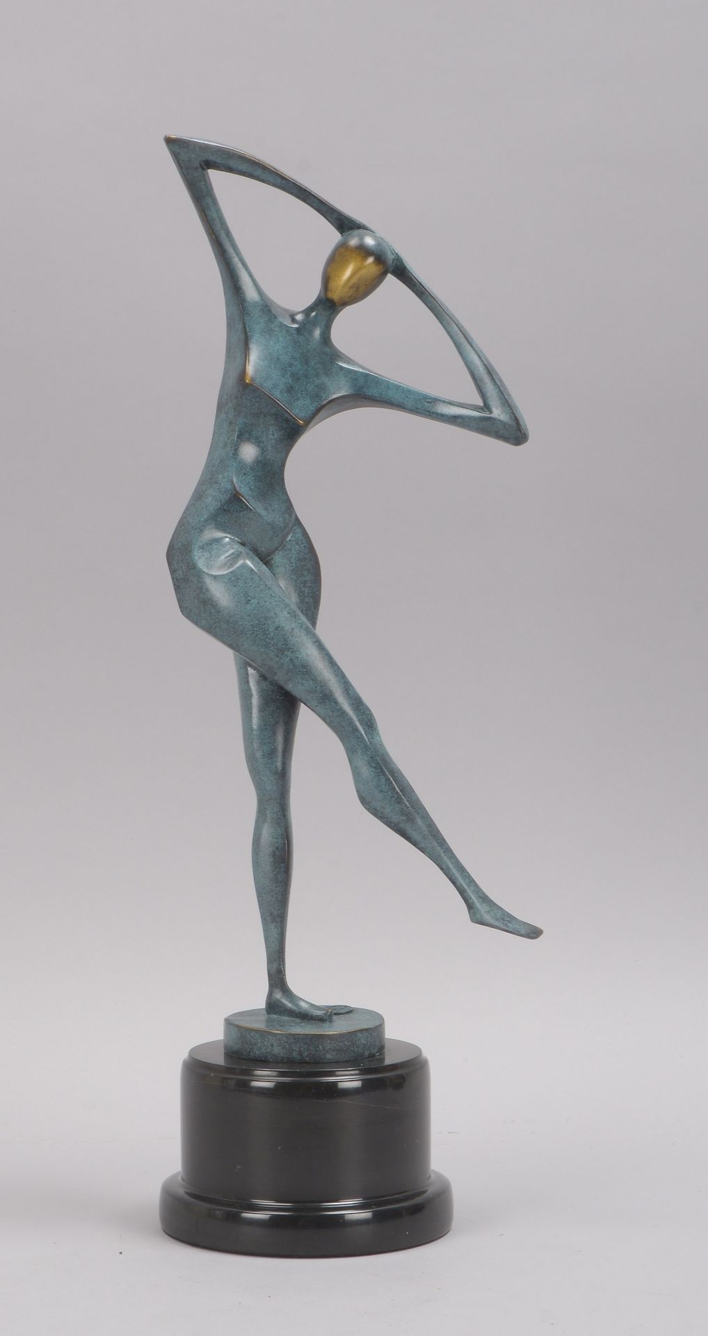 Bronzeskulptur (nach Milo), 'Tanzender Frauenakt', signiert, Figur mit Gießerpfennig, auf Marmorsock