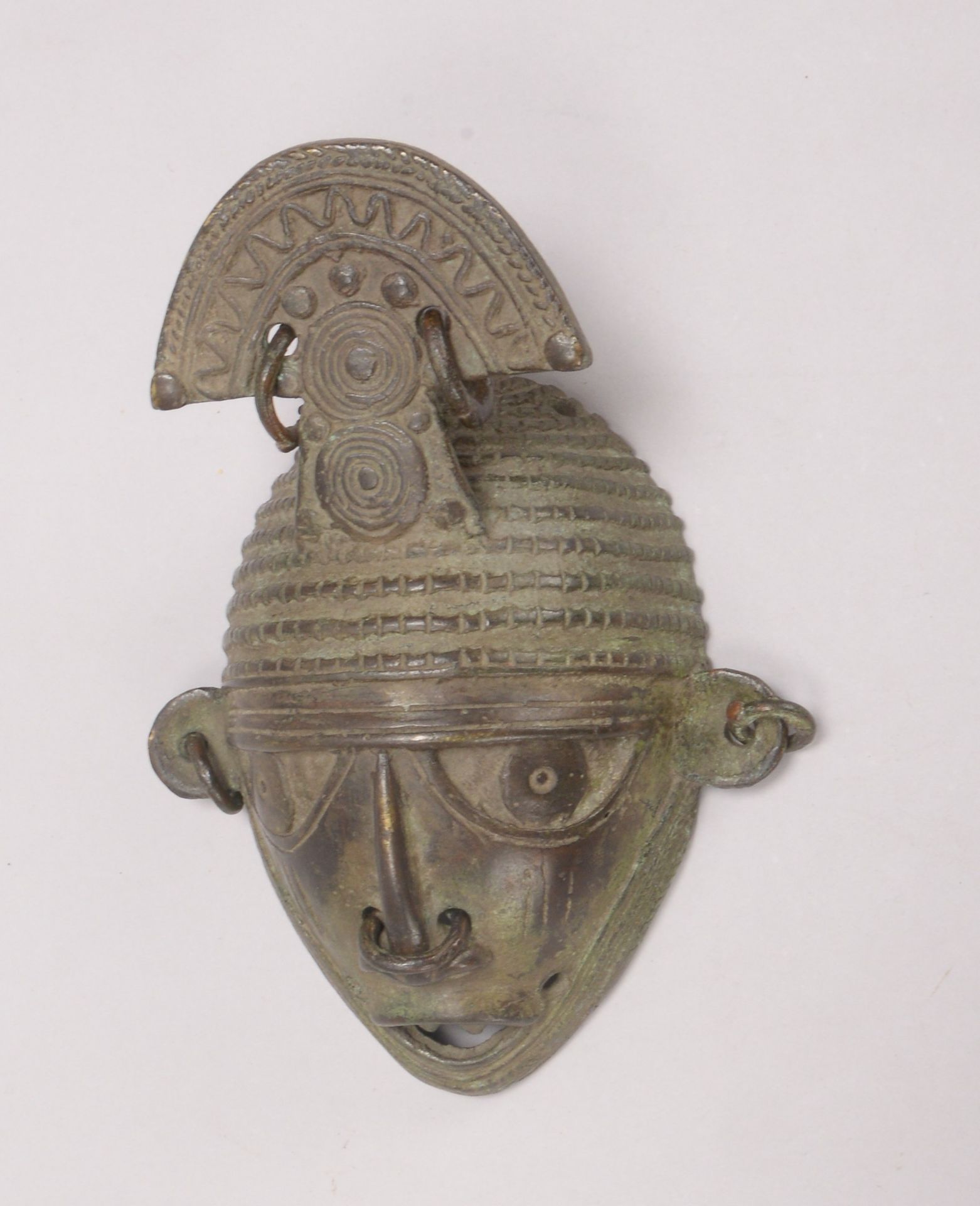 Wandmaske (Benin/Mali), Bronze, &#039;M&auml;nnerkopf&#039;, Maske mit landestypischem Reliefdekor;
