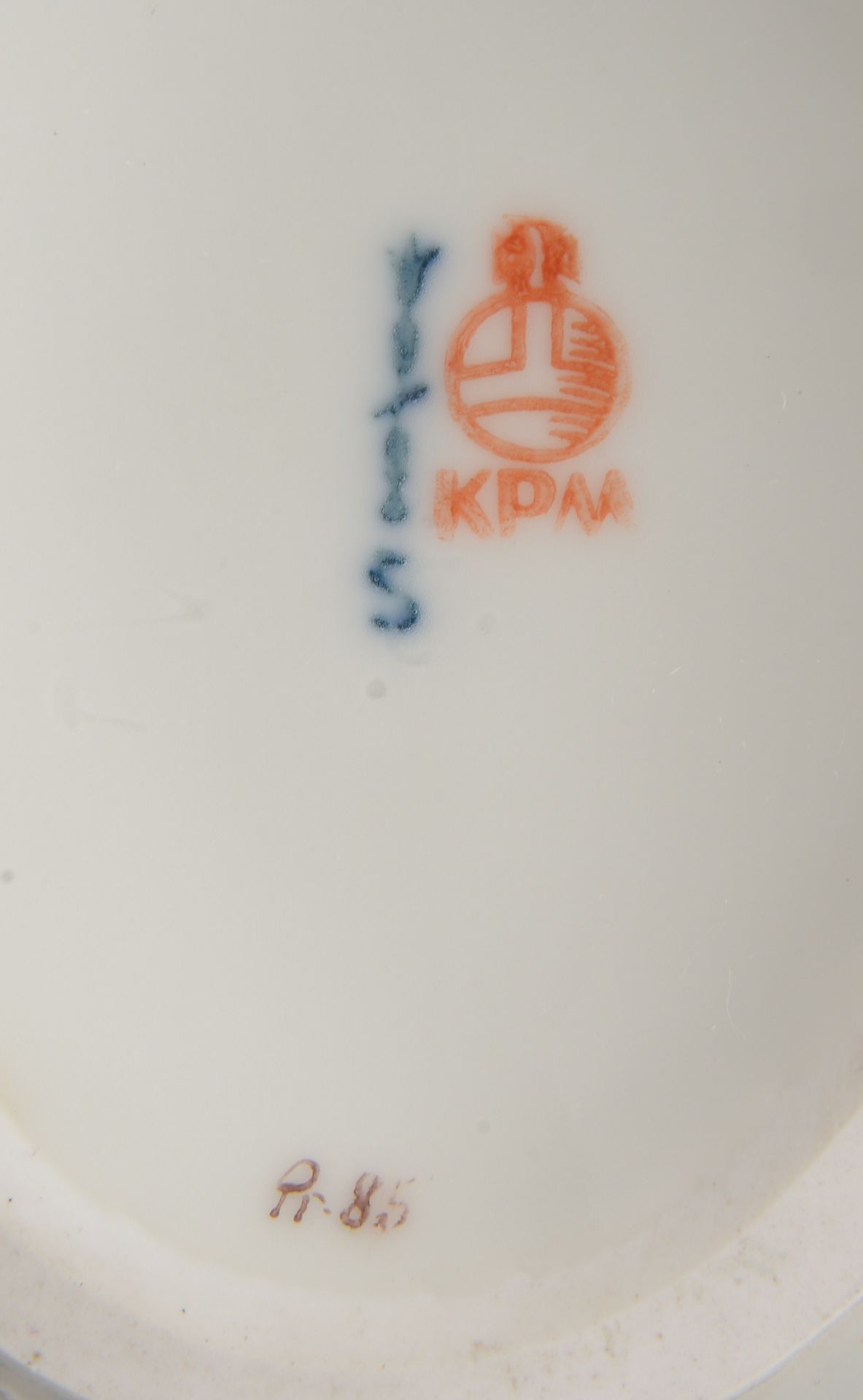 KPM, Porzellanvase (mit Zeptermarke und &#039;Reichsapfel&#039; in Rot), Korpus in Herzform, gestrei - Image 2 of 2