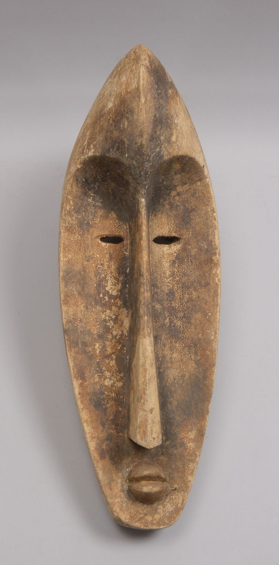 Tanzmaske/Ritualmaske (Kamerun/Gabun -?), Holz, stiliisierte Ausf&uuml;hrung; L&auml;nge ca. 58 cm