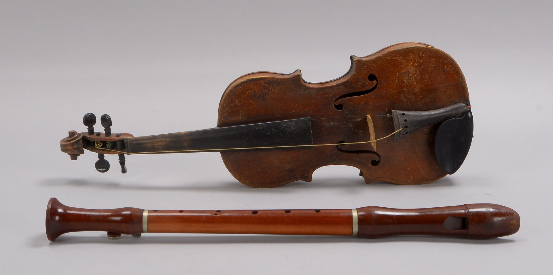 Geige, im Koffer, L&auml;nge 52 cm (Restaurationsobjekt - mit starken Gebrauchsspuren); und Fl&ouml;