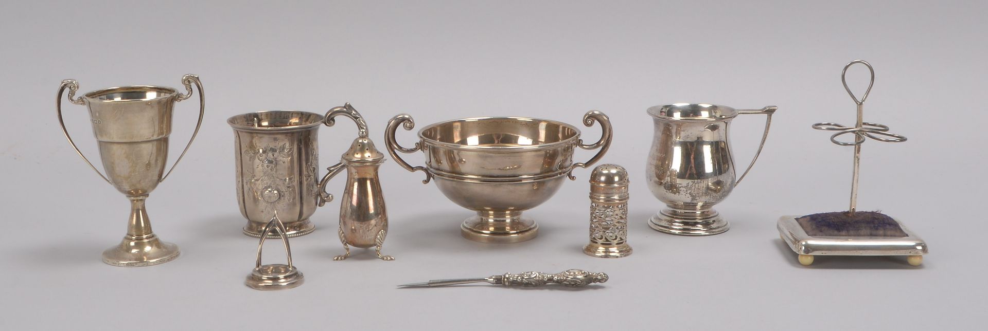 Konvolut antiker Silberteile, diverse Funktionen und Ausführungen, darunter u.a.: Schale, Becher, St