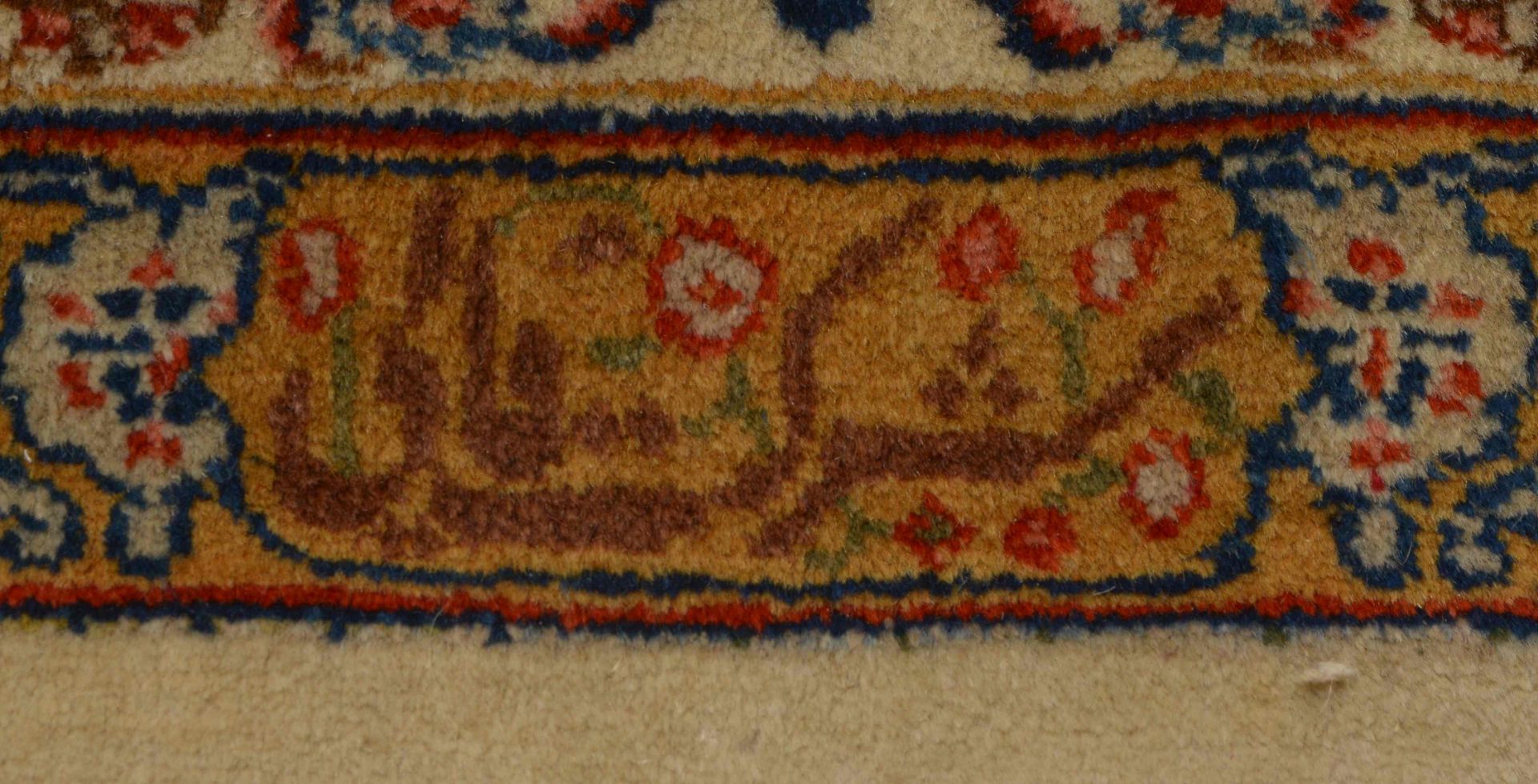 Orientteppich, mittelfeine Kn&uuml;pfung, hellgrundig, signiert, Flor in insgesamt gutem Zustand; Ma - Image 3 of 3
