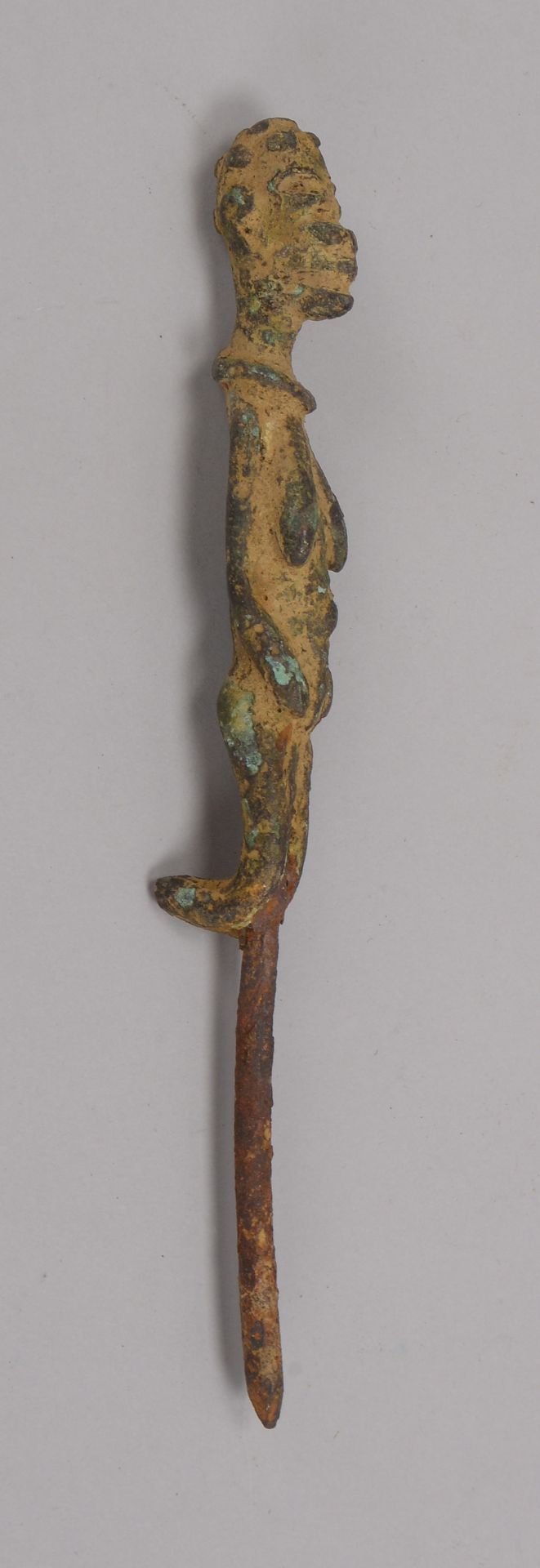 Fig&uuml;rliche Bronzefigur/Steckfigur (Benin/Afrika), &#039;Frauenfigur&#039;, mit Nadelstab aus Ei