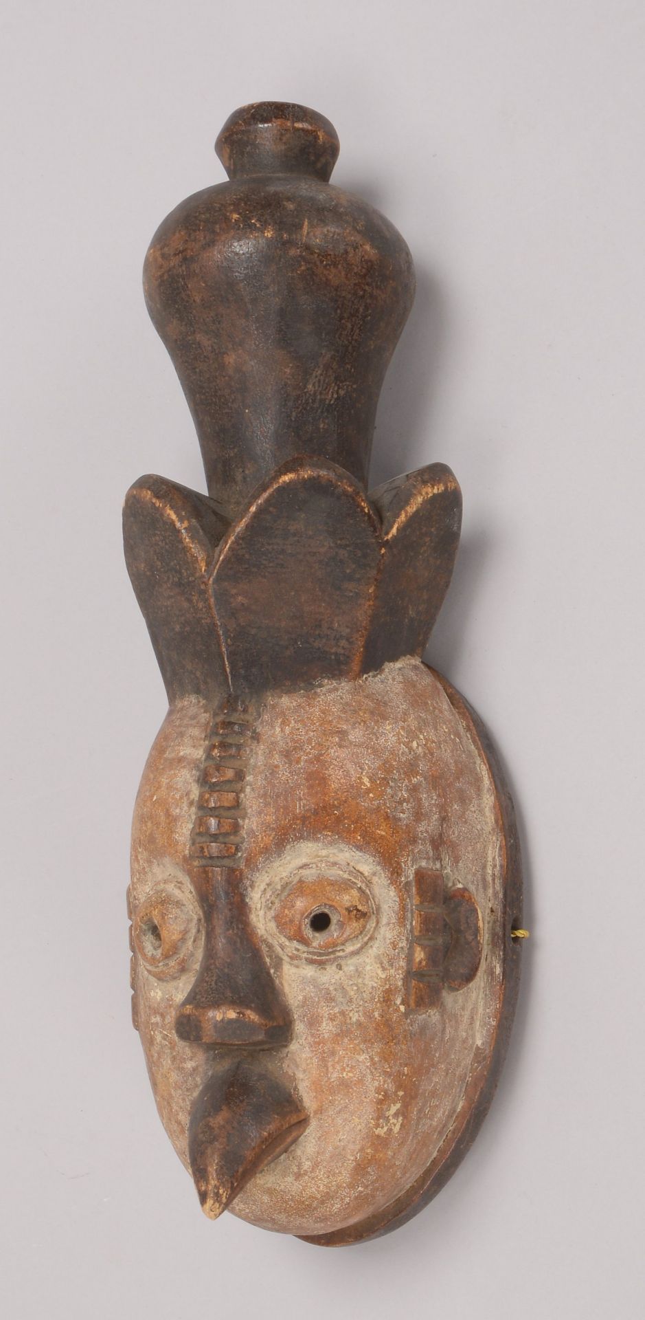 Ritualmaske (wohl Kamerun/Afrika), Holz handgeschnitzt, Maske mit Schnabel und Bekr&ouml;nung; H&ou