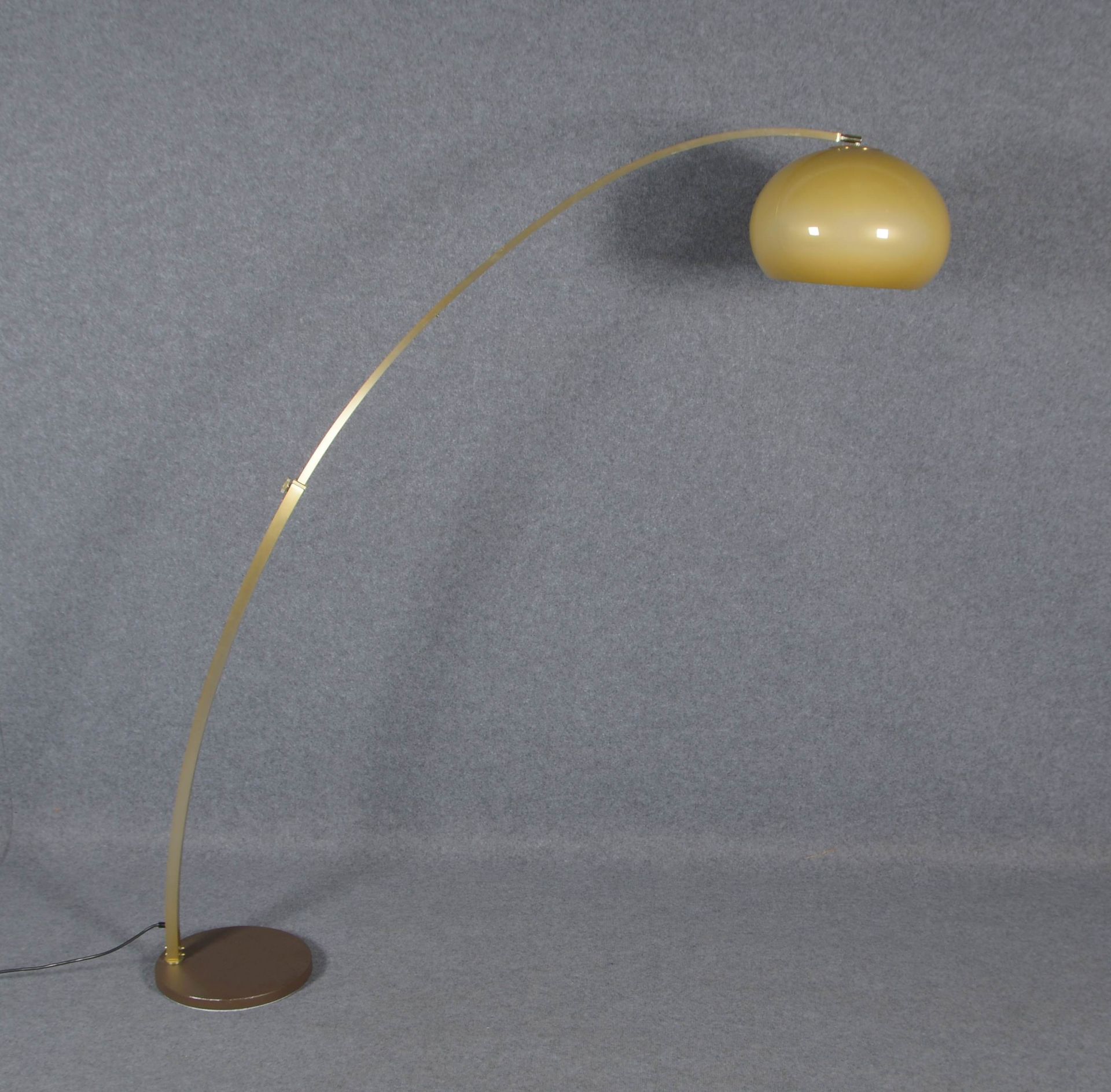 Bogenlampe (1980er Jahre), Metall, mit Kunststoffschirm, h&ouml;henverstellbar; H&ouml;he bis ca. 17