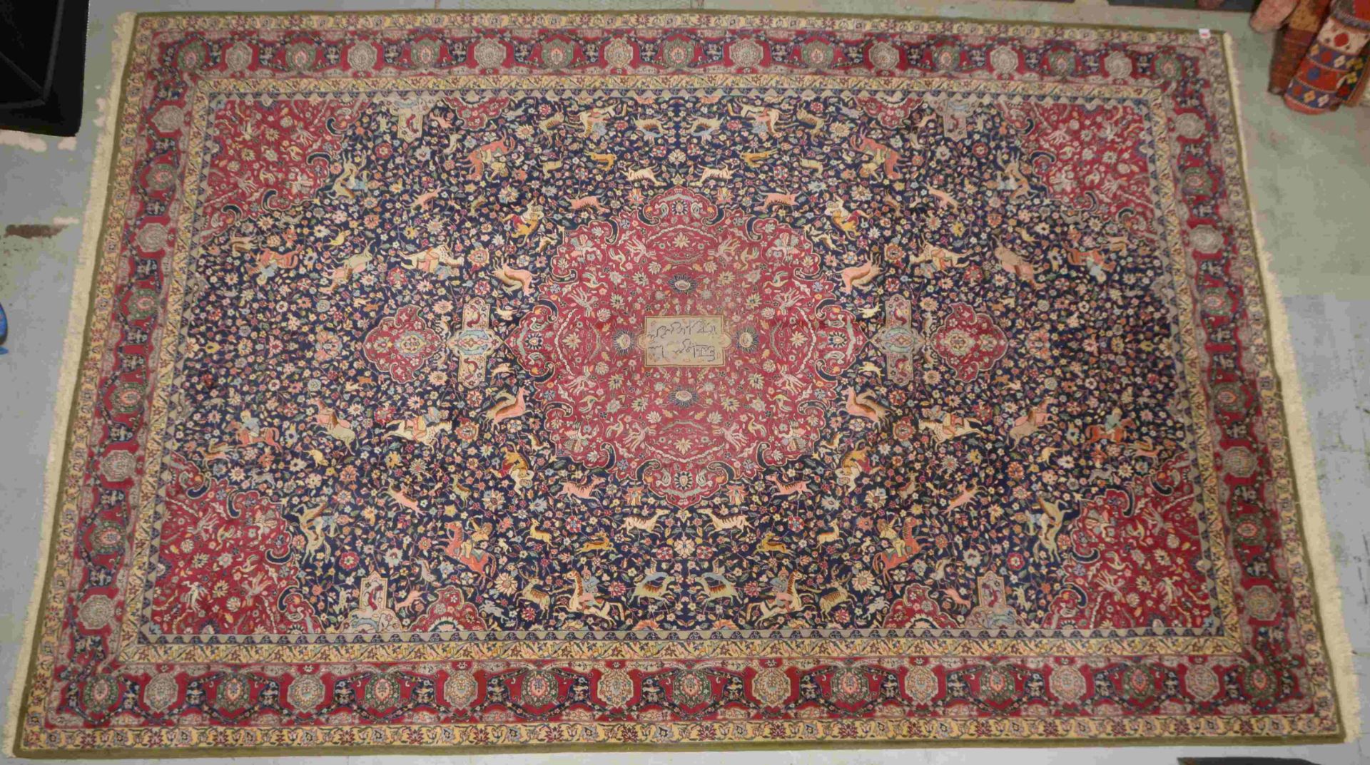 Orientteppich, mittelfeine feste Kn&uuml;pfung, mit T&auml;briz-Jagdmotiv, Teppich mit zentraler Sig