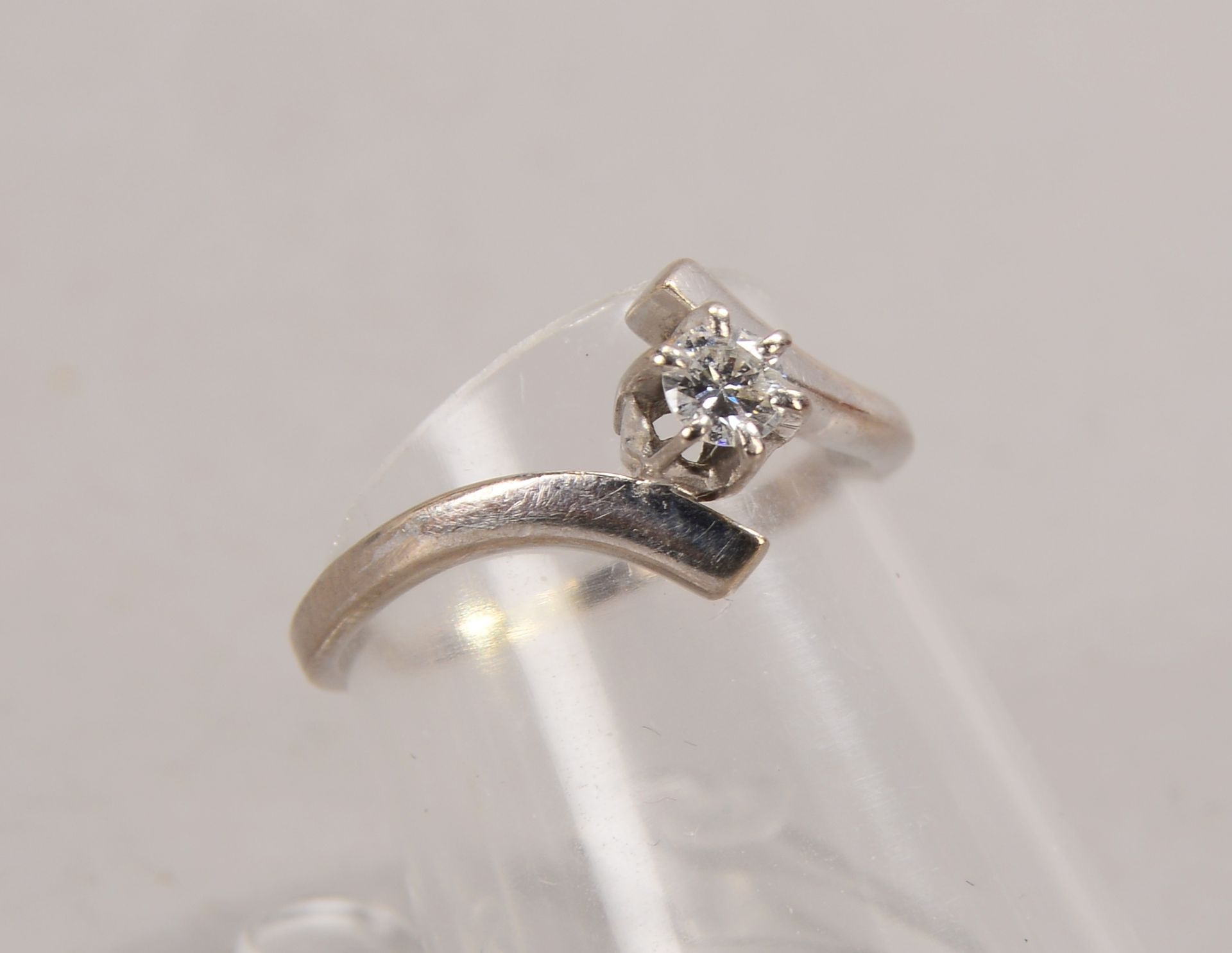 Ring, 750 WG (gestempelt), besetzt mit einzelnem Brillant von ca. 0,16 ct; RG 53, Gewicht 2,90 g