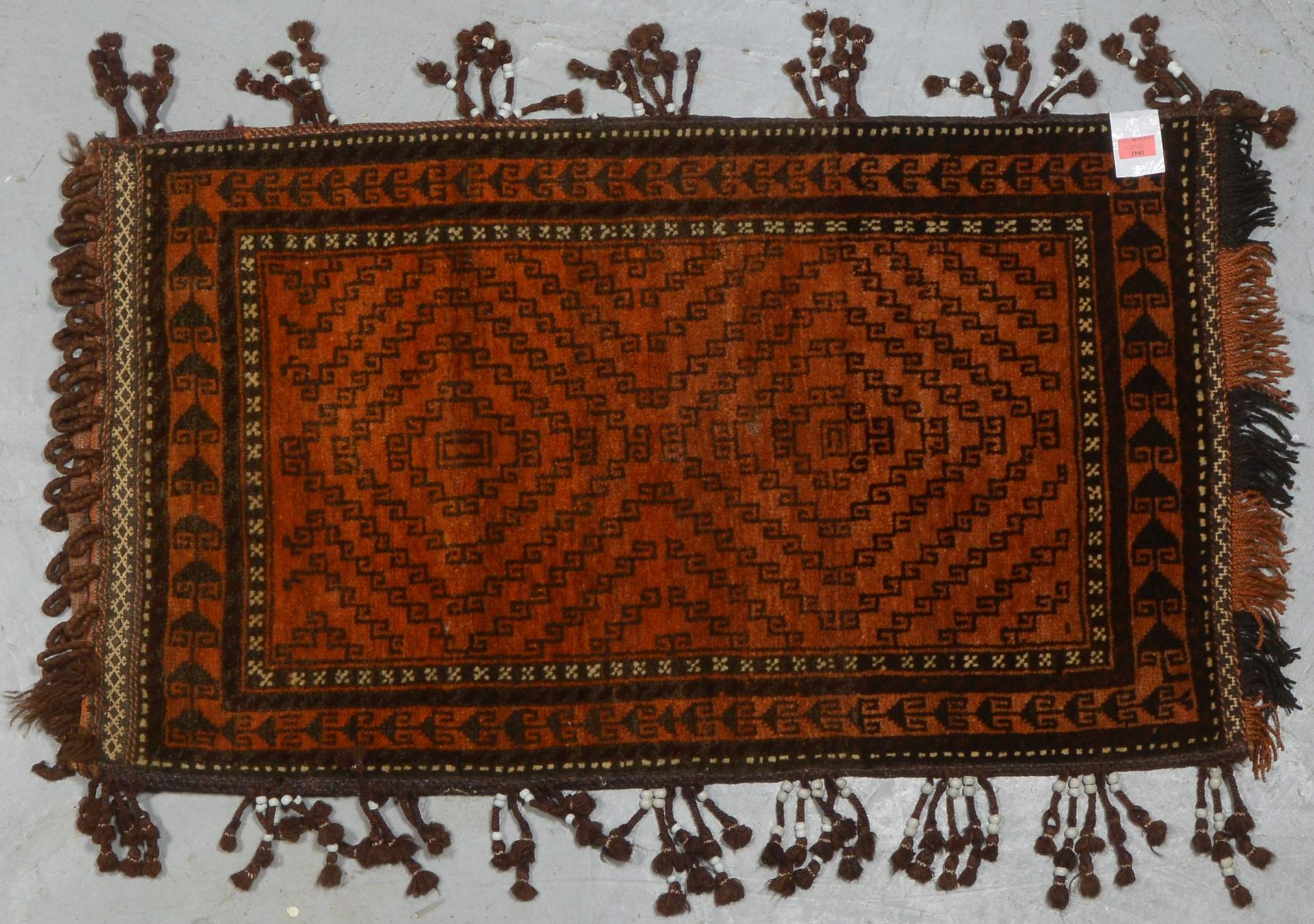 Belutsch-Kissentasche, alt, Pflanzenfarben, umlaufend mit Troddeln, Perlen und Schlaufen