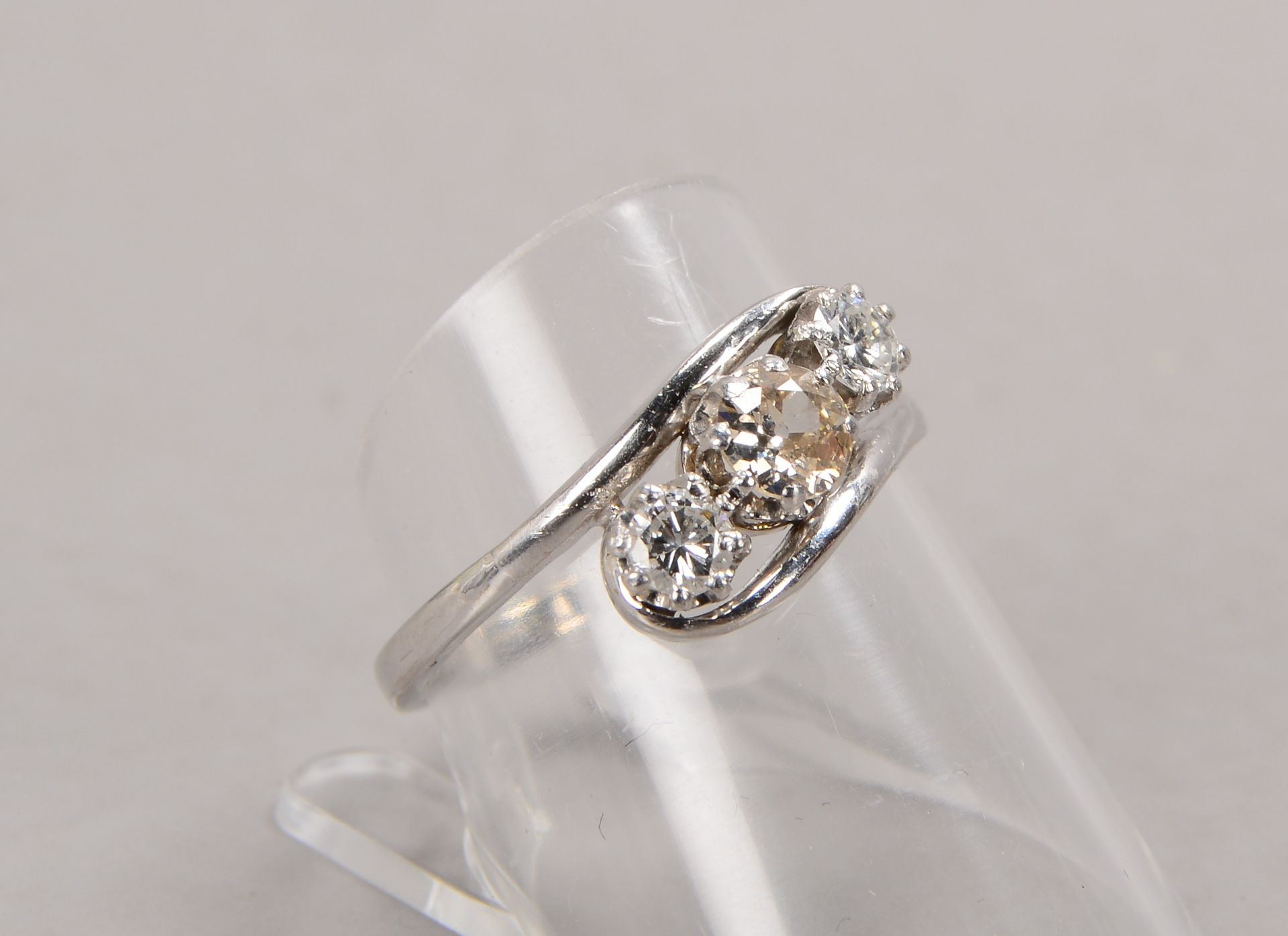 Ring, 585 WG (geprüft), mit einzelnem Diamant von ca. 0,30 ct, im Altschliff, und 2x Brillanten