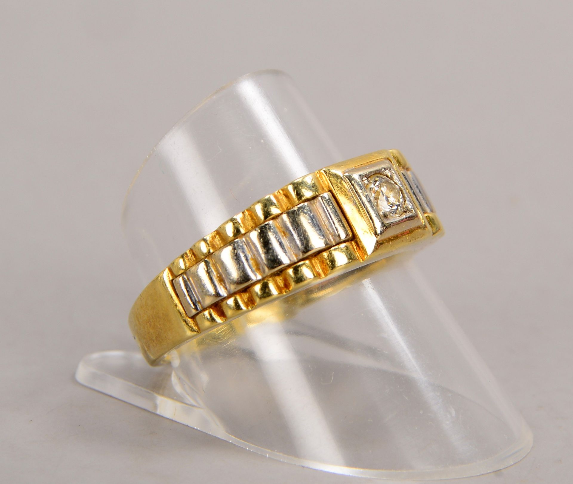 Ring, 585 GG/WG (gestempelt), Ringschulter in Armband-Optik, besetzt mit einzelnem Brillant/0,15 ct