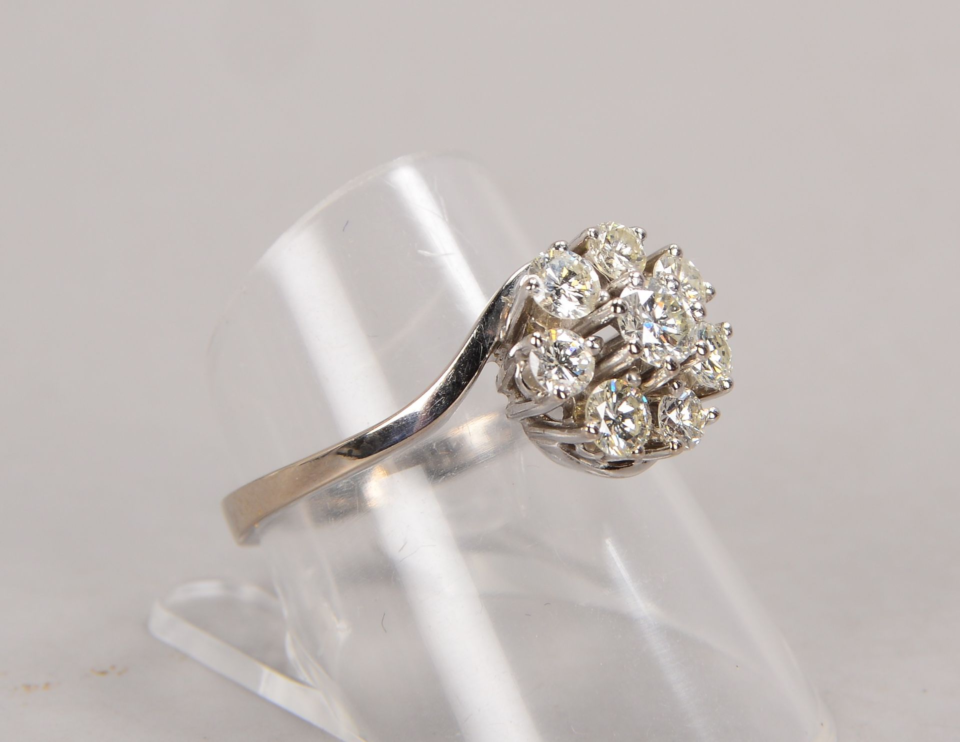 Ring, 585 WG (gestempelt), mit 8-fachem Brillantbesatz/zusammen 1,0 ct, If-TCr; RG 57 - Bild 2 aus 3