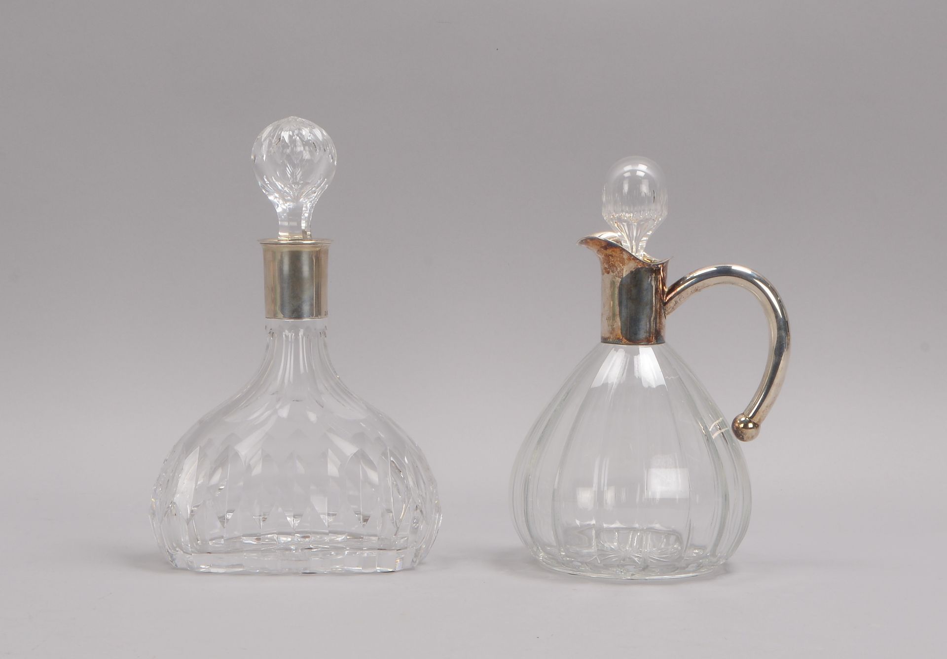 2 Karaffen, Kristallglas mit 835 Silber-Montierung; verschiedene Ausf&uuml;hrungen, mit Schliffdekor