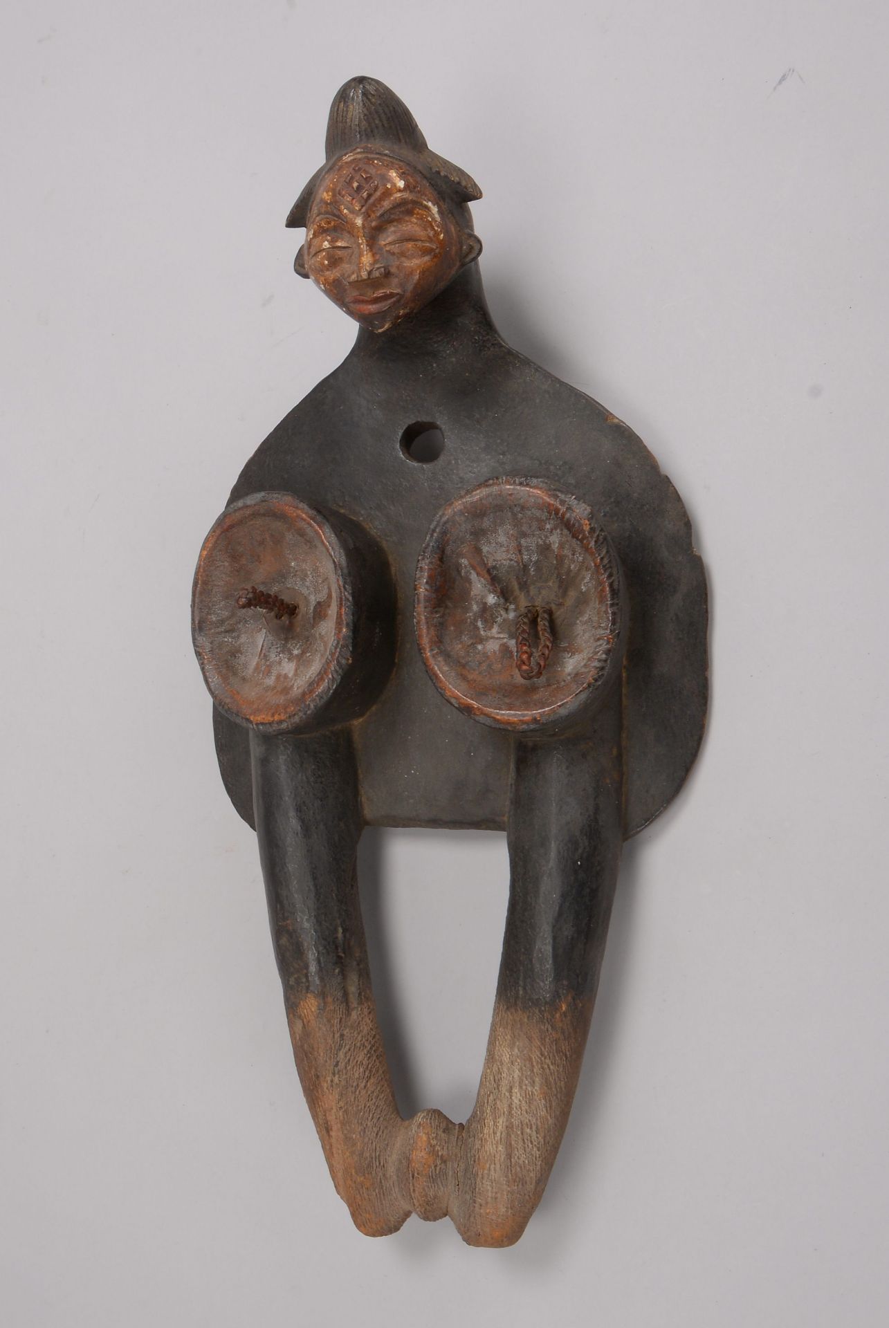 Figürlicher Blasebalg (wohl Kongo/Afrika), 'Weibliche Figur', Holz, Brustbereich mit Lederbezug - Bild 2 aus 2