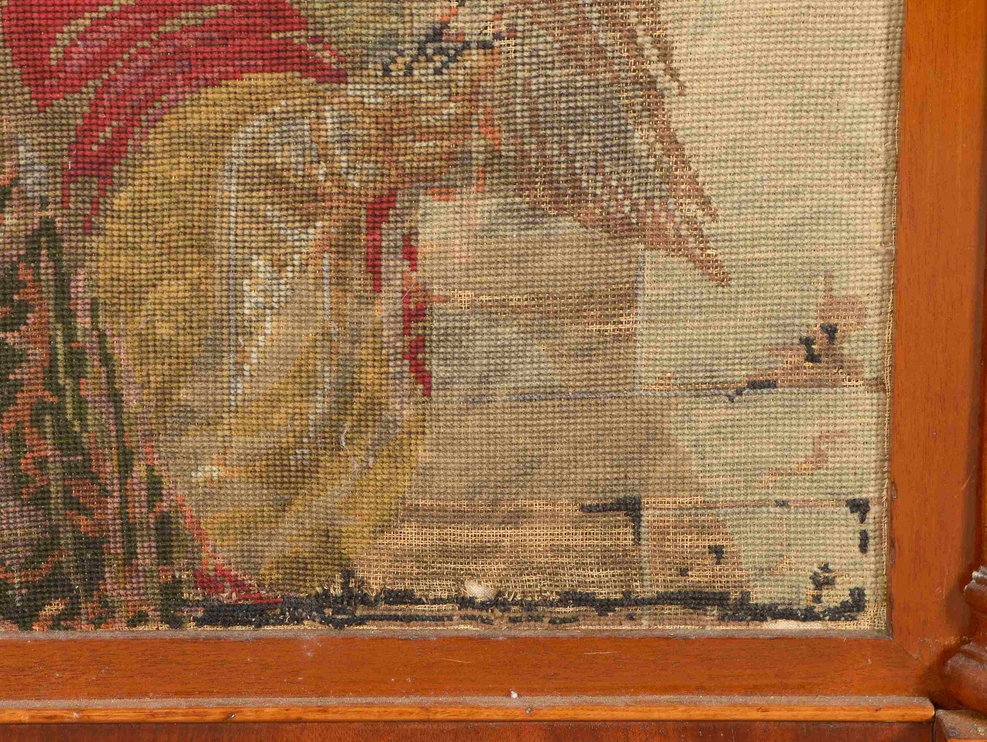 Antiker Standschirm, Mahagonierahmen Schellack poliert, mit Fadenintarsien und Messing-Applikationen - Image 3 of 3