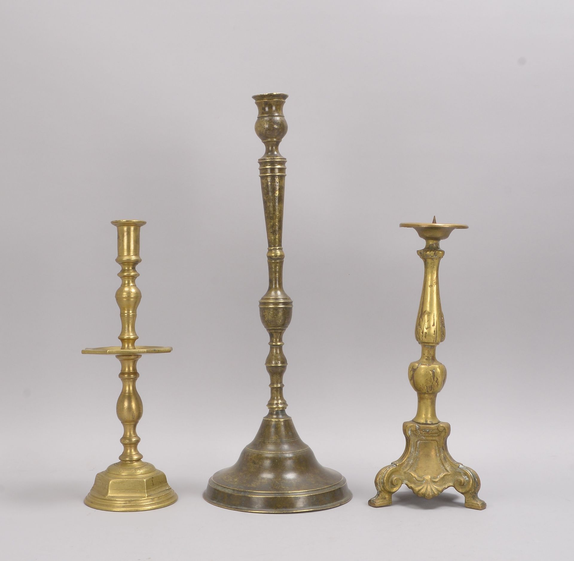 Kleines Tischkerzenleuchter-Konvolut, Bronze, verschiedene Ausf&uuml;hrungen und Zeiten, 3 St&uuml;c