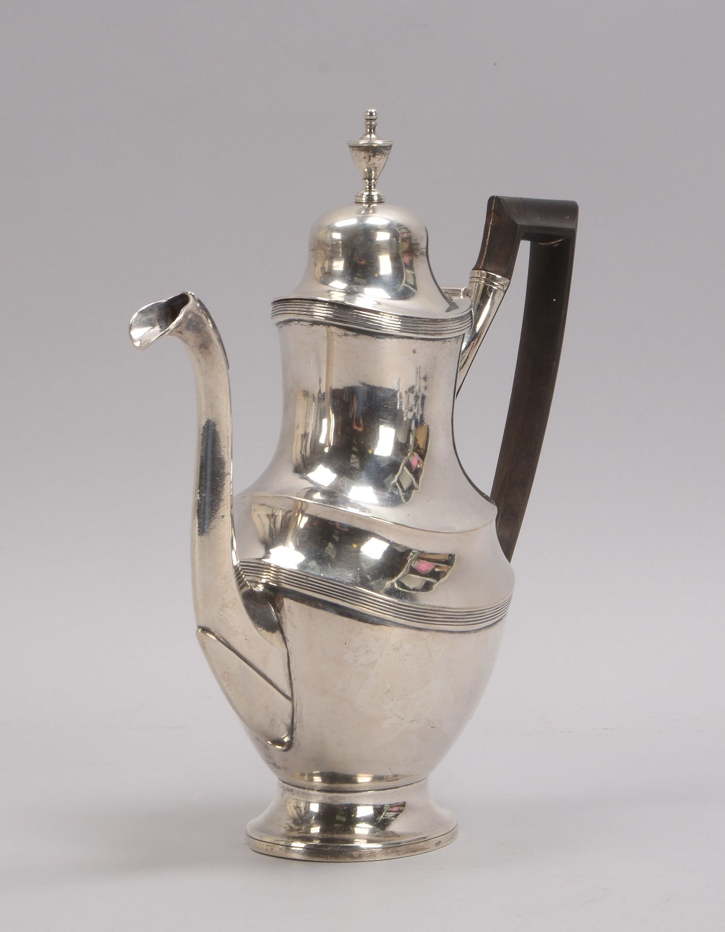 Kaffeekanne (vor 1880 - mit Tremolierstrich), Silber (punziert), Kanne mit Holzgriff; H&ouml;he 29 c - Image 2 of 4