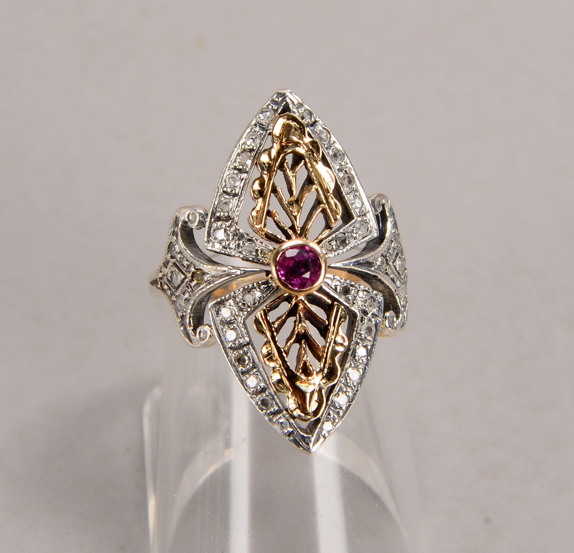Ring, 585 GG und Silber (gestempelt), besetzt mit einzelnem Rubin, und mit vielfachem Diamantbesatz - Image 2 of 2