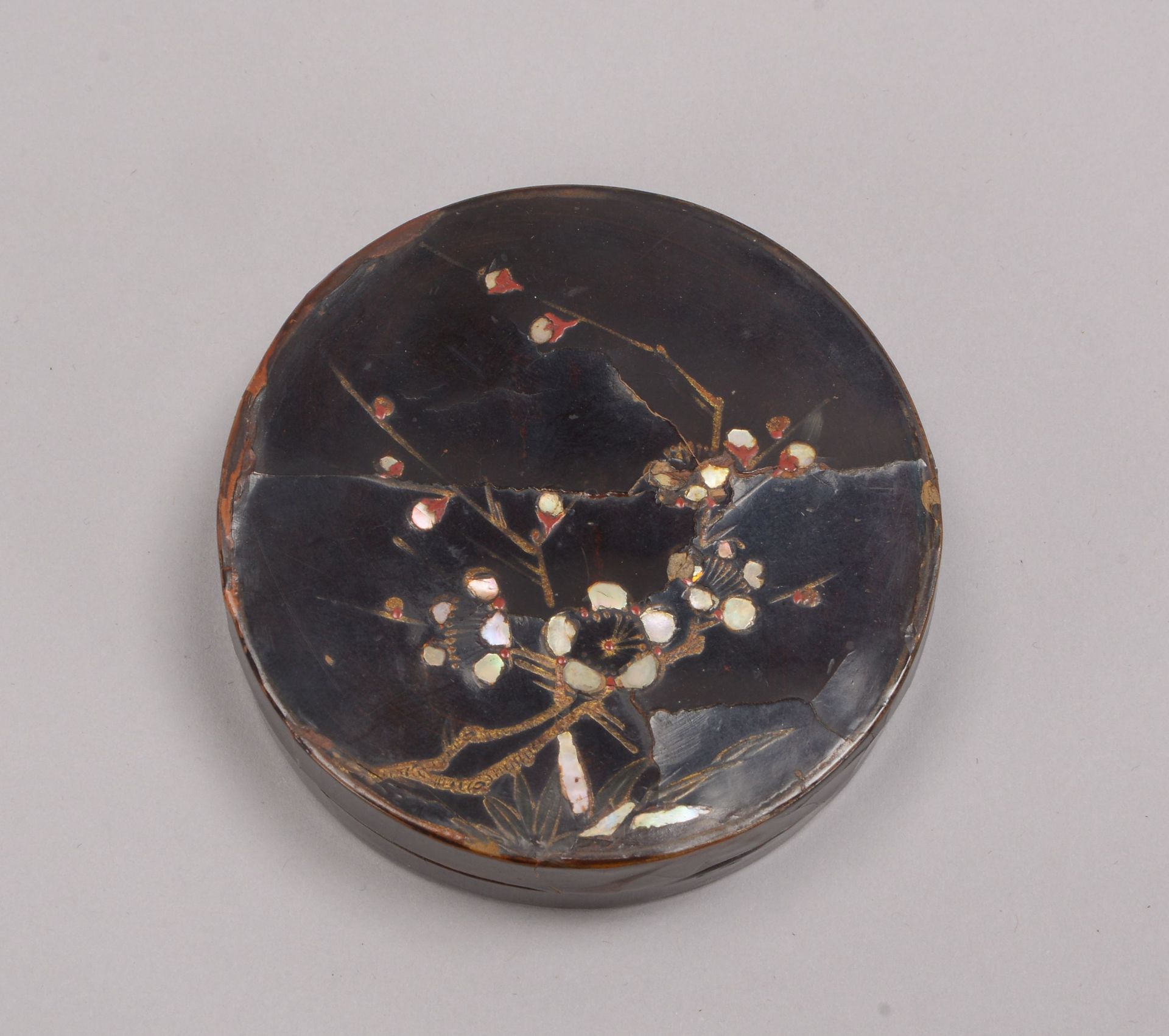 Lackdose/Kogo (Japan, wohl 17./18. Jahrhundert), runde Form, Dose mit Braunlack und Perlmutt-Einlage