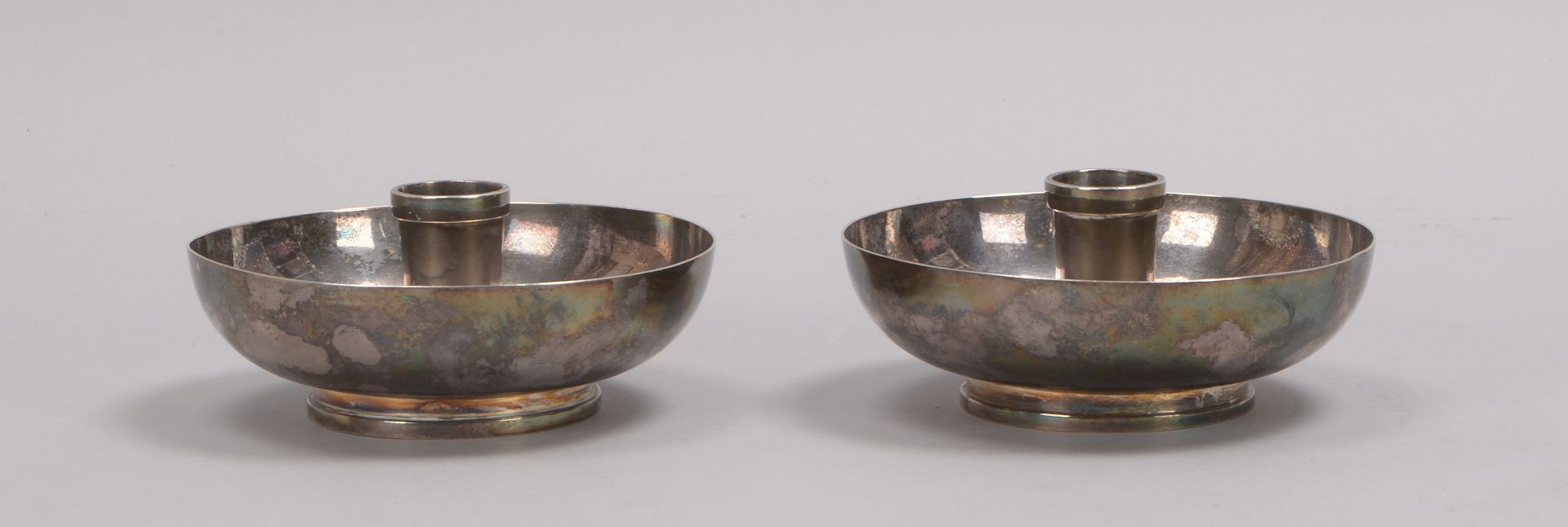 Paar Schalen-Kerzenleuchter (Schweden), 830 Silber (mehrfach punziert); Hohe 5,5 cm, Ø 12 cm