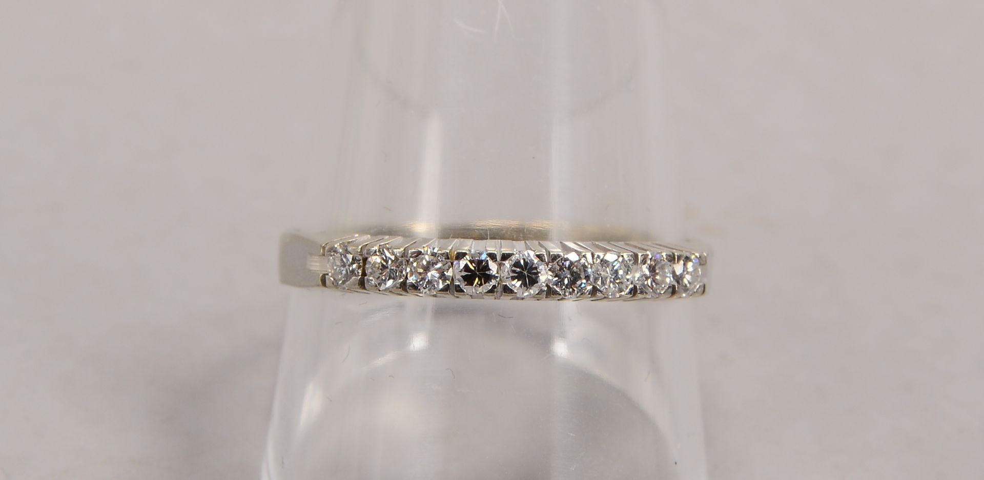 Ring, 585 WG (gestempelt), besetzt mit 9x kleinen Brillanten/zusammen ca. 0,35 ct; RG 60