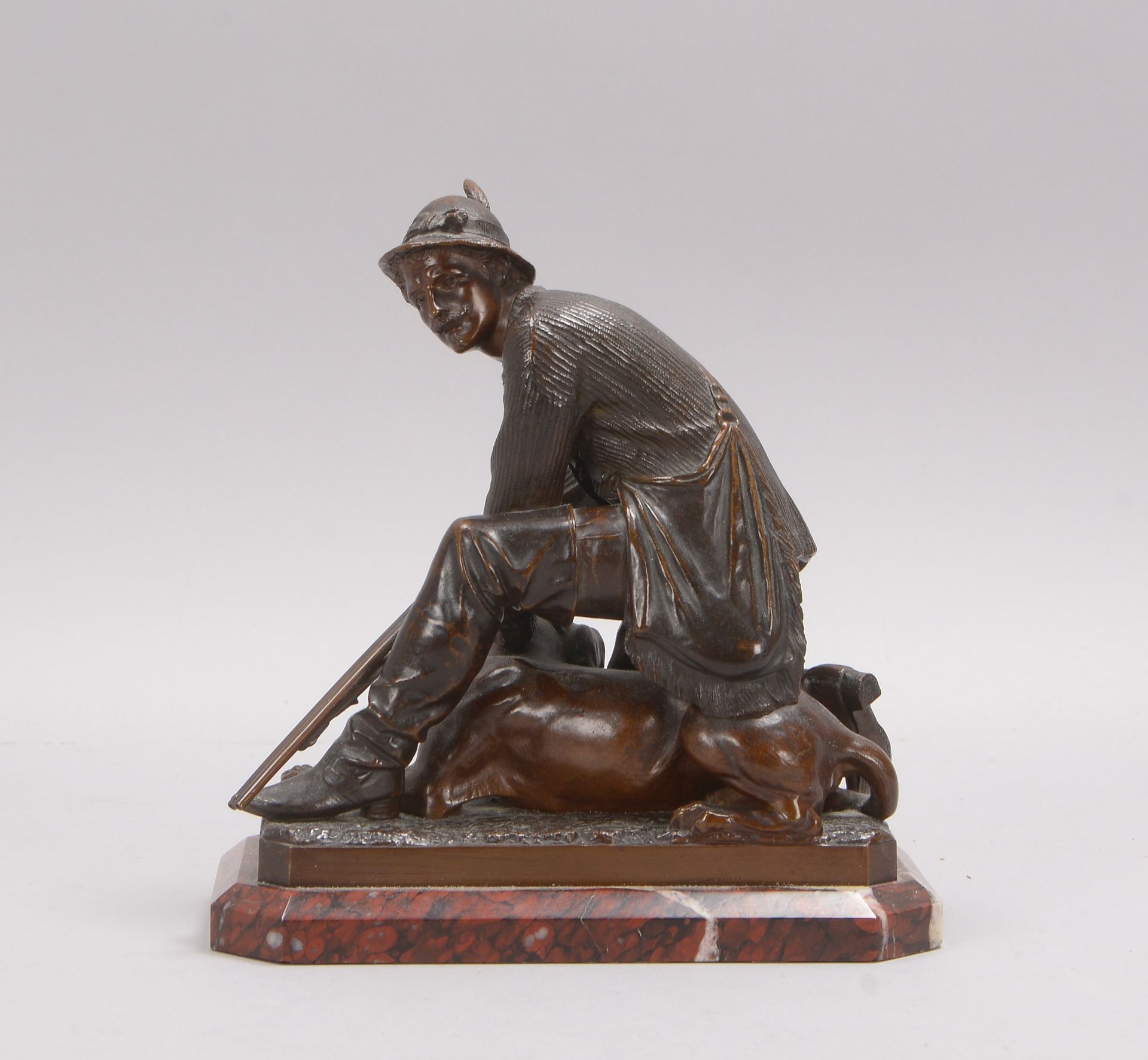 Heidepriem, Johann Hans (um 1900), Bronzeskulptur, 'Jäger mit Hund', Figur im Sockel signiert