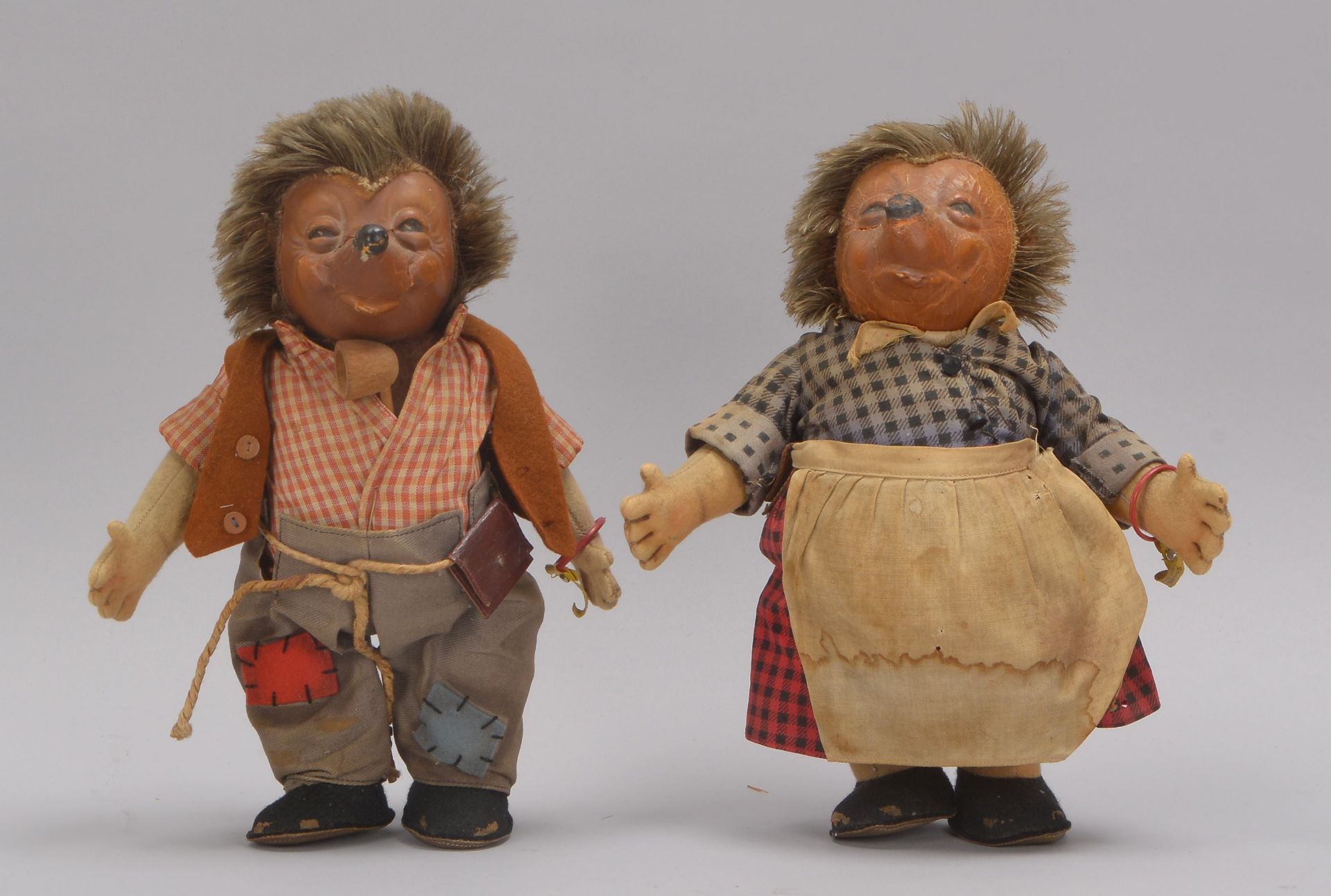 2 Steiff-Sammlerfiguren (nach Ferdinand Diehls Filmfigur): 'Micki' und 'Mecki', mit orig. Bekleidung