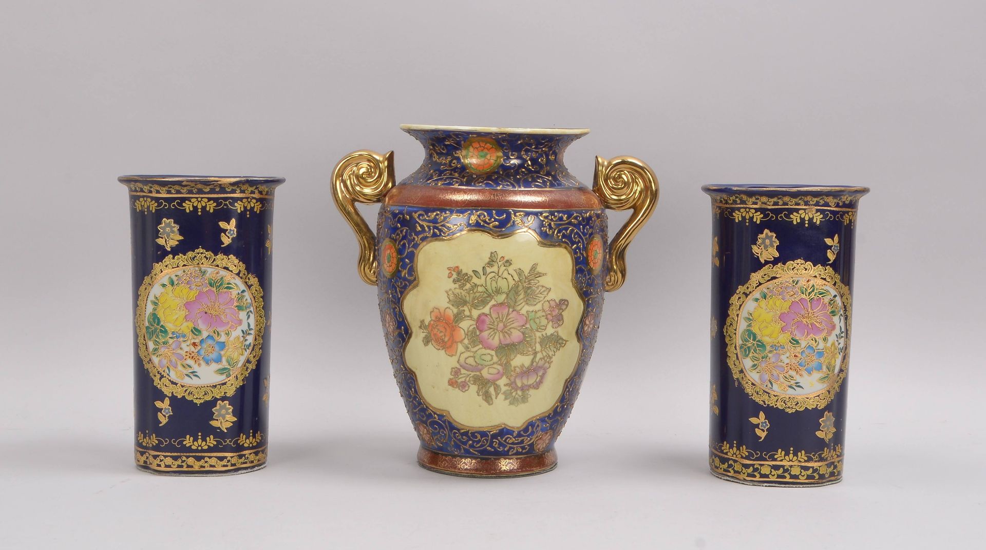 Vase mit Paar Beistellern (Japan), vorder- und r&uuml;ckseitig mit floraler Gestaltung, mit Bodenmar