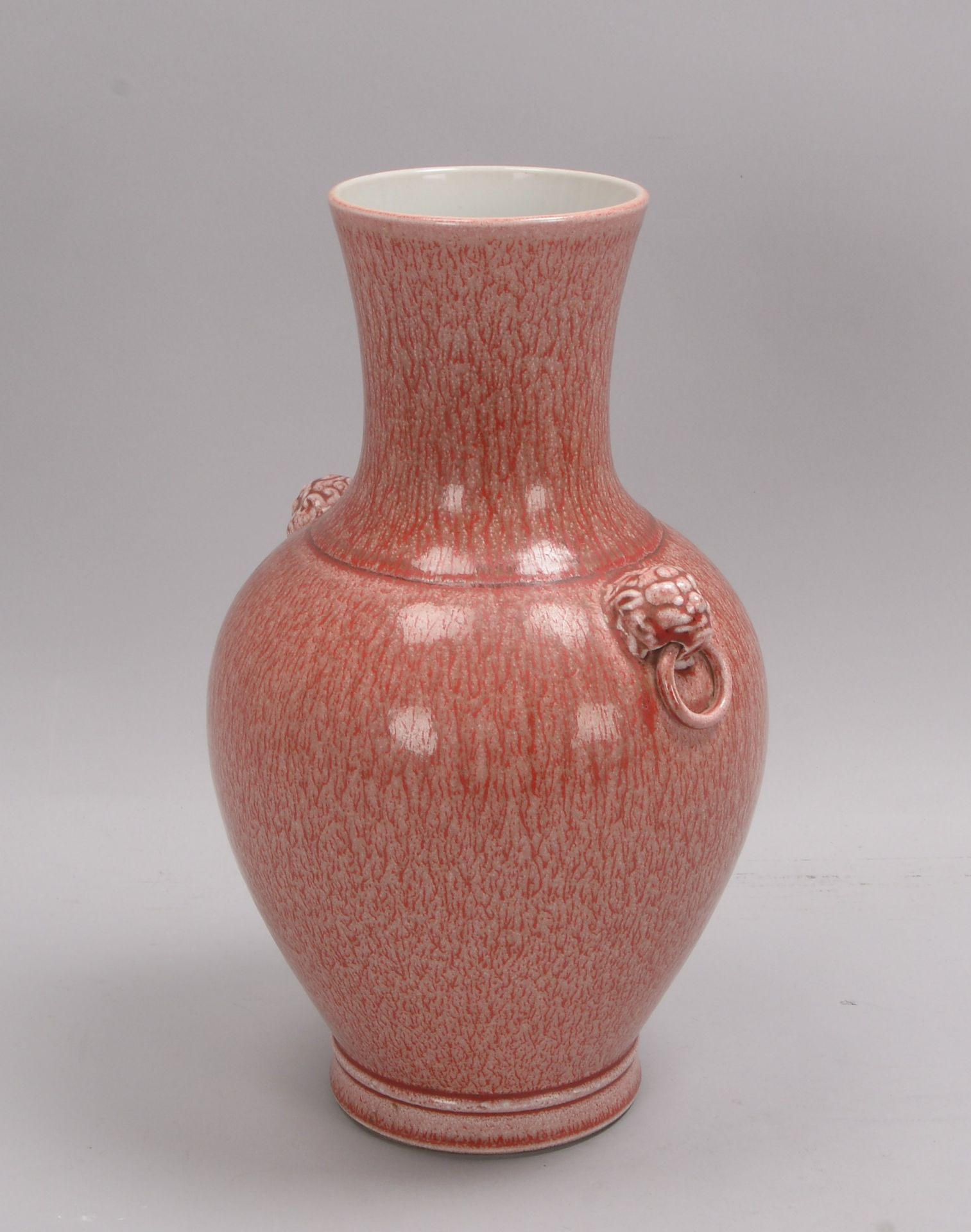 Vase (China), Korpus rot meliert, mit figürlichem Henkel, 'Löwenkopf'; Höhe 37 cm - Bild 2 aus 2