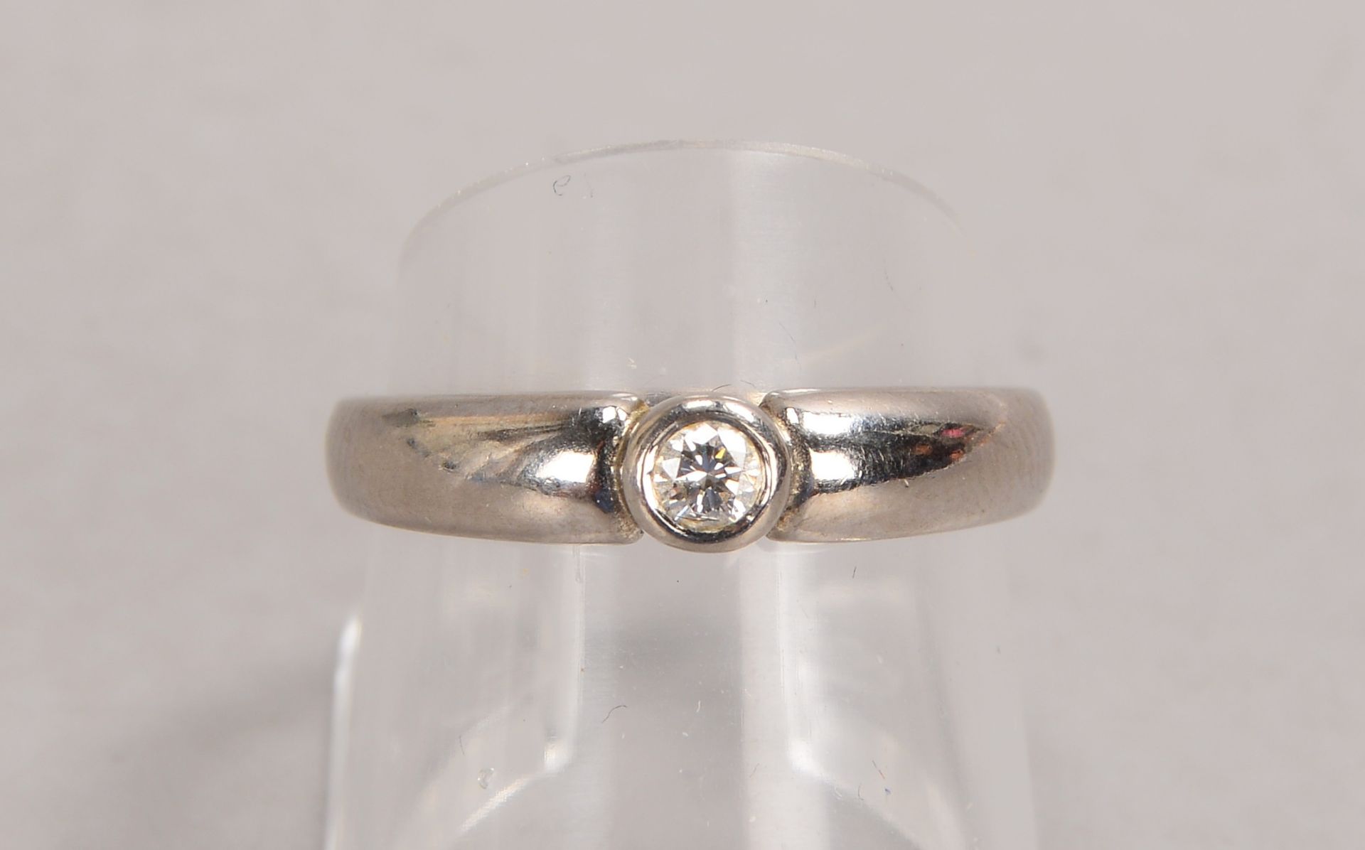 Ring, 585 WG (gestempelt), besetzt mit einzelnem Brillant von ca. 0,10 ct, Farbe Wei&szlig;/Si; RG 5